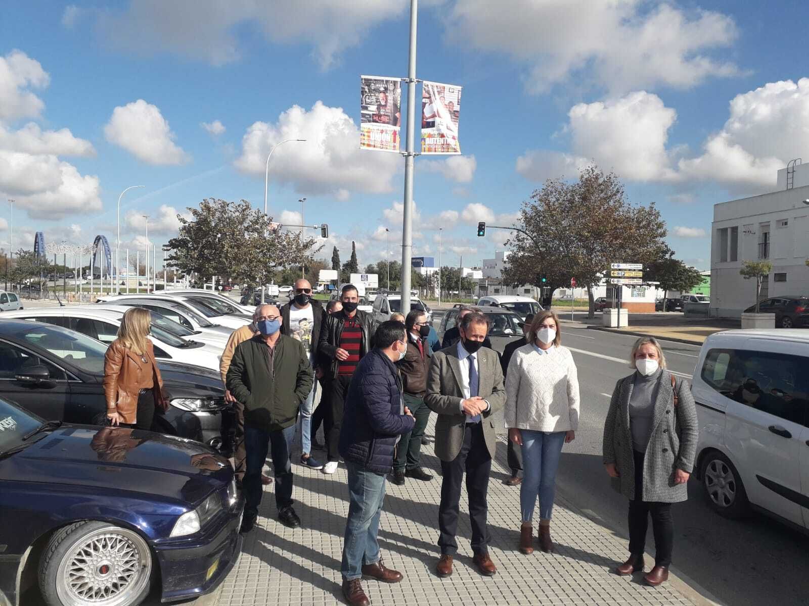 Acto de presentación de la campaña, junto a una de las banderolas publicitarias.