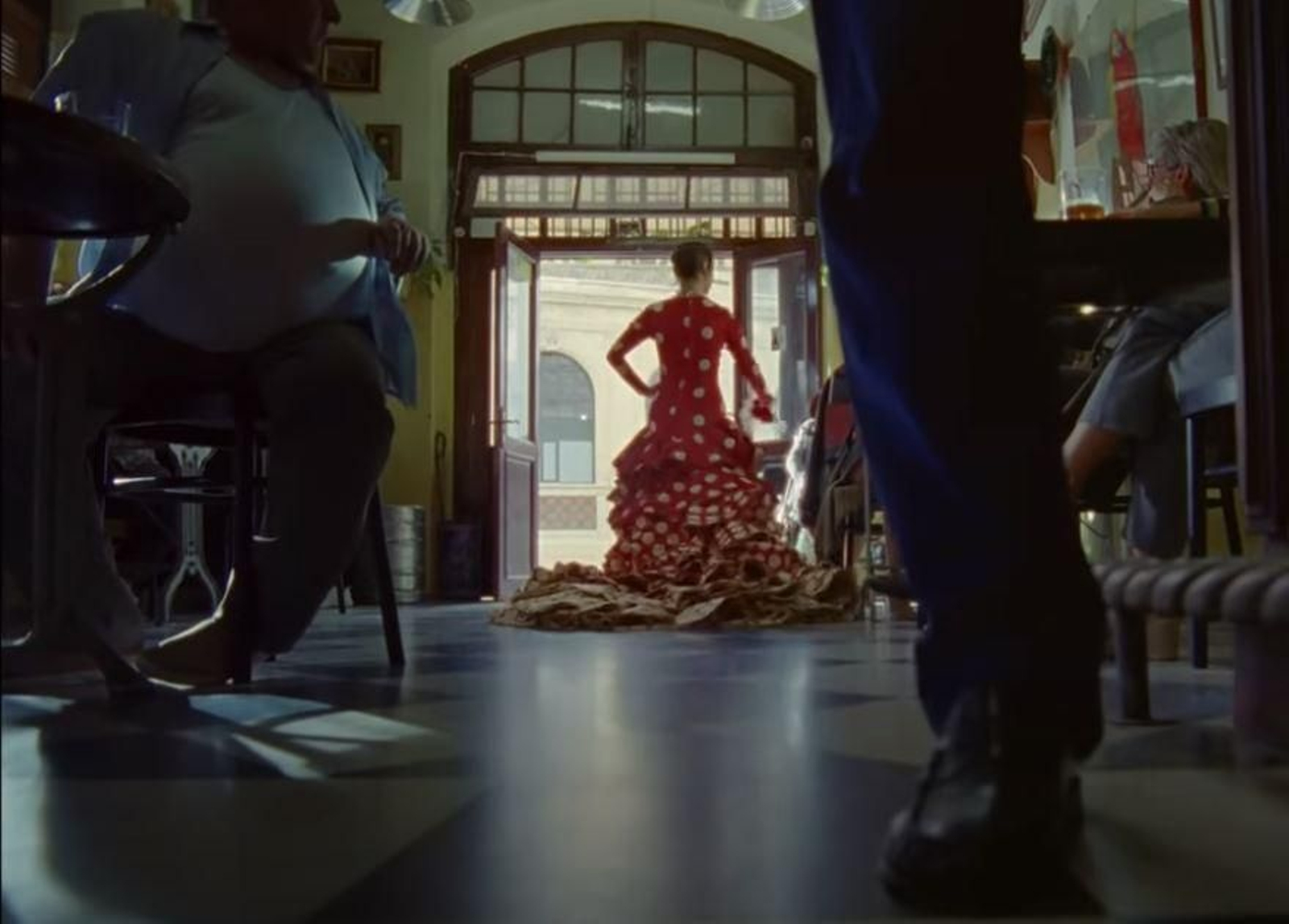 La gitana saliendo del bar, junto al Mercado de Abastos de Jerez, en el anuncio de Cruzcampo.