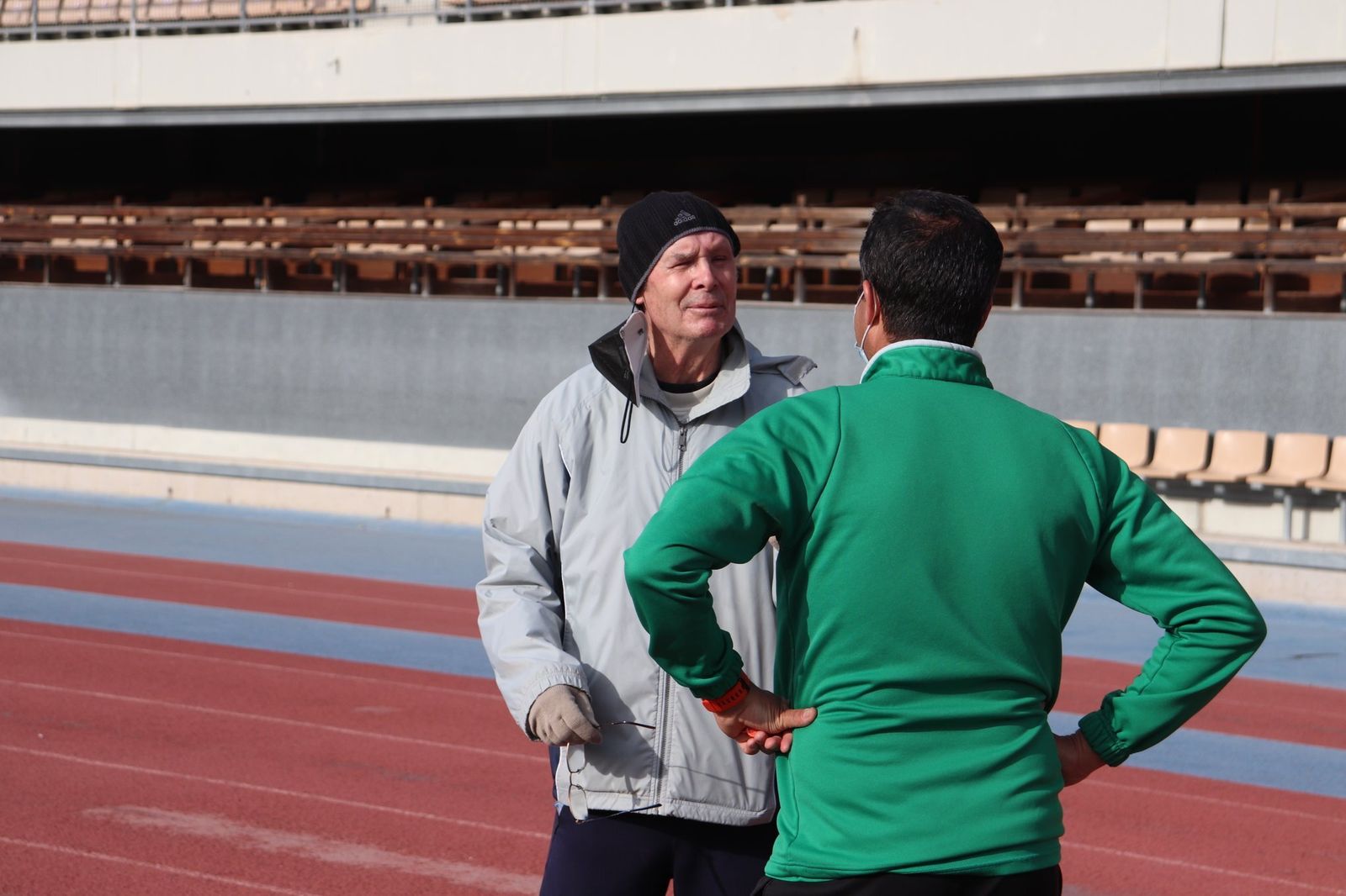 Pepe Ravelo conversa con José Pérez Herrera, técnico azulino.