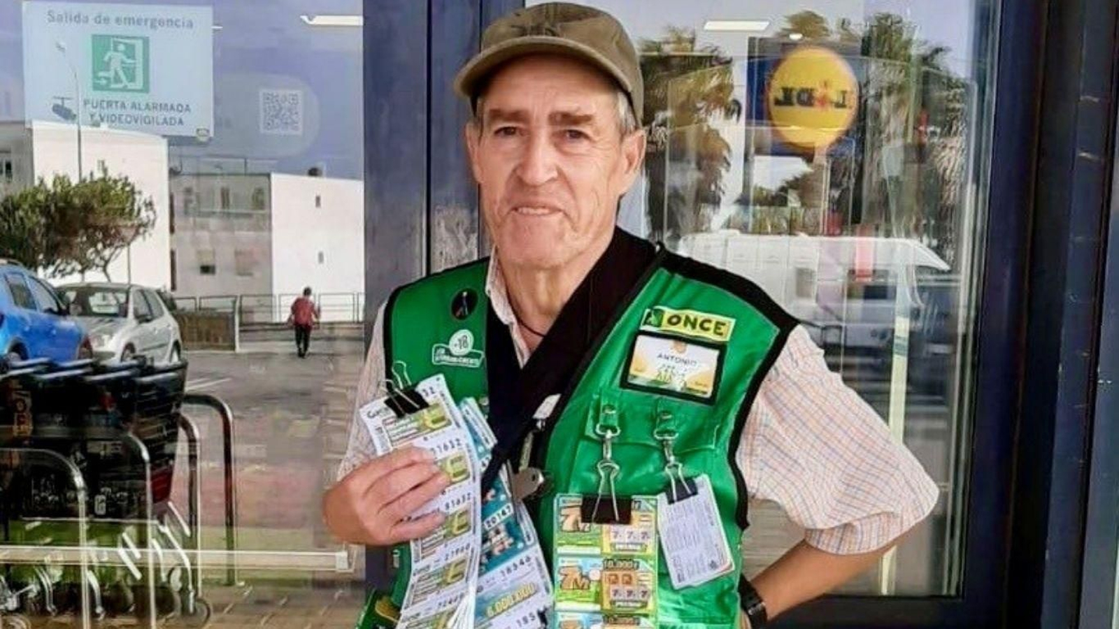 El cuponero Antonio Santos, en la localidad de Tarifa.