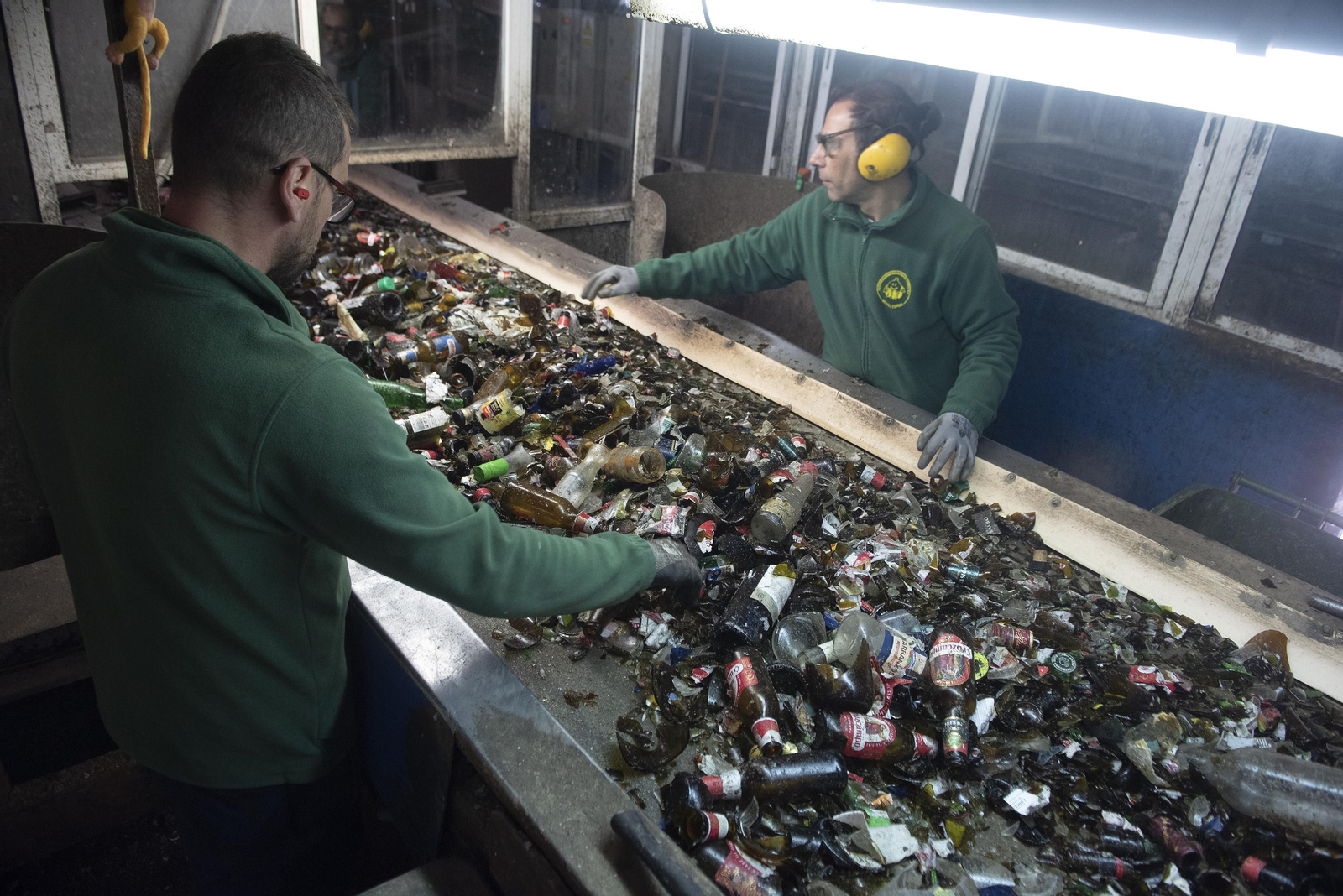 El corazón de una planta de reciclaje de vidrio, en imágenes