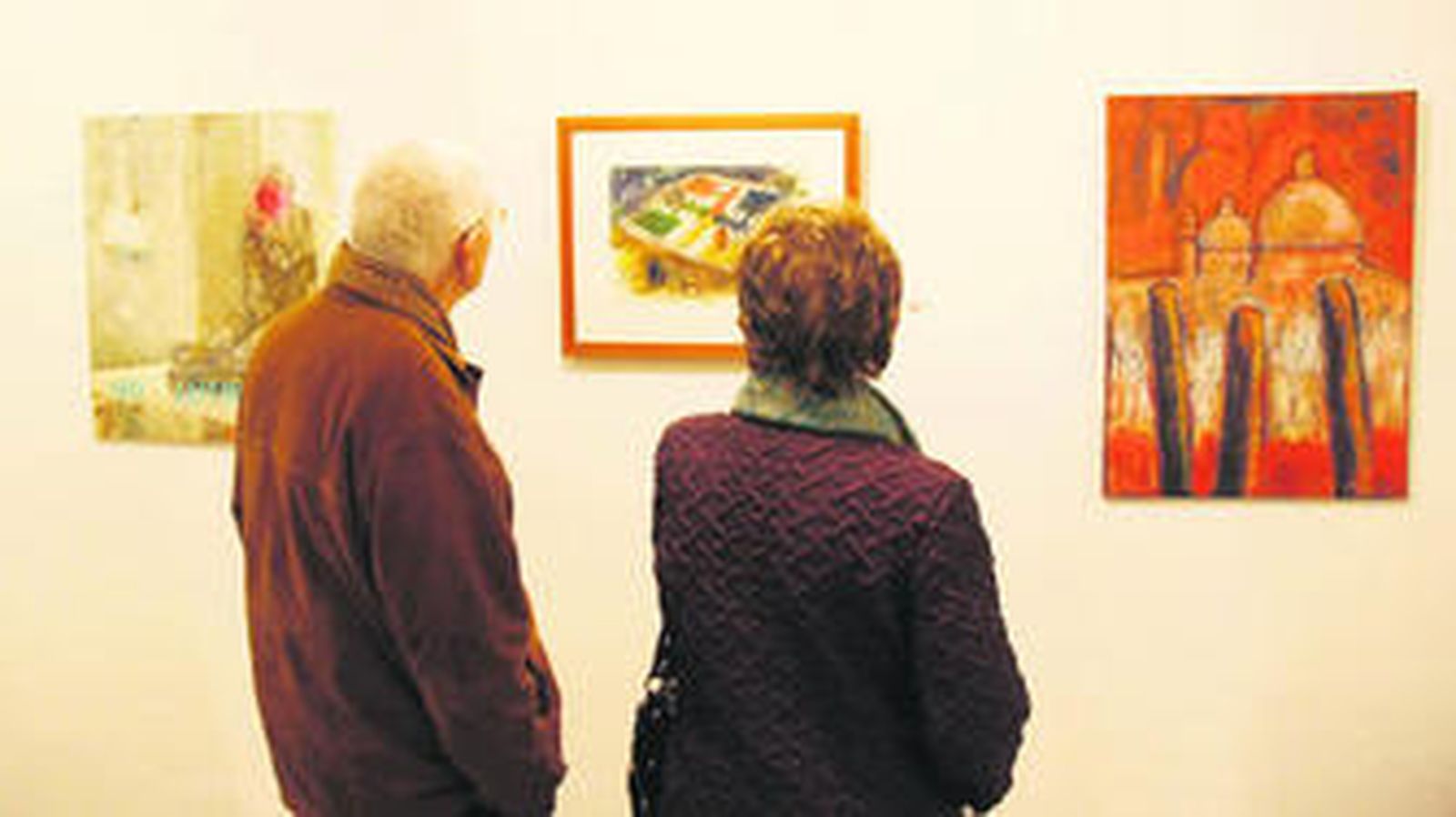 Dos visitantes contemplan el tablero de parchís del arquitecto Francisco L. Soro.