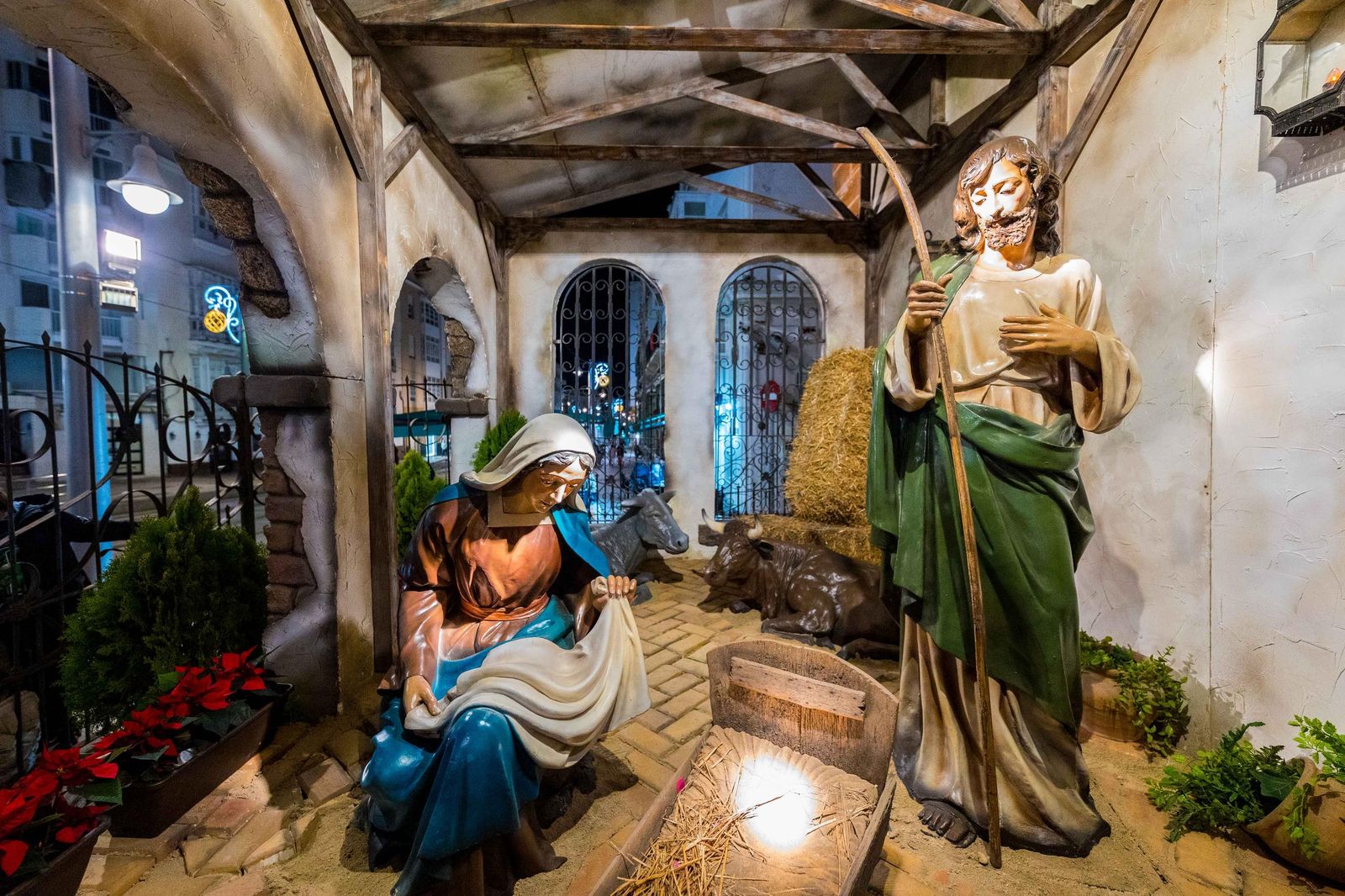 Bendecido el belén 'clásico' de San Fernando en el cancel de la Iglesia Mayor