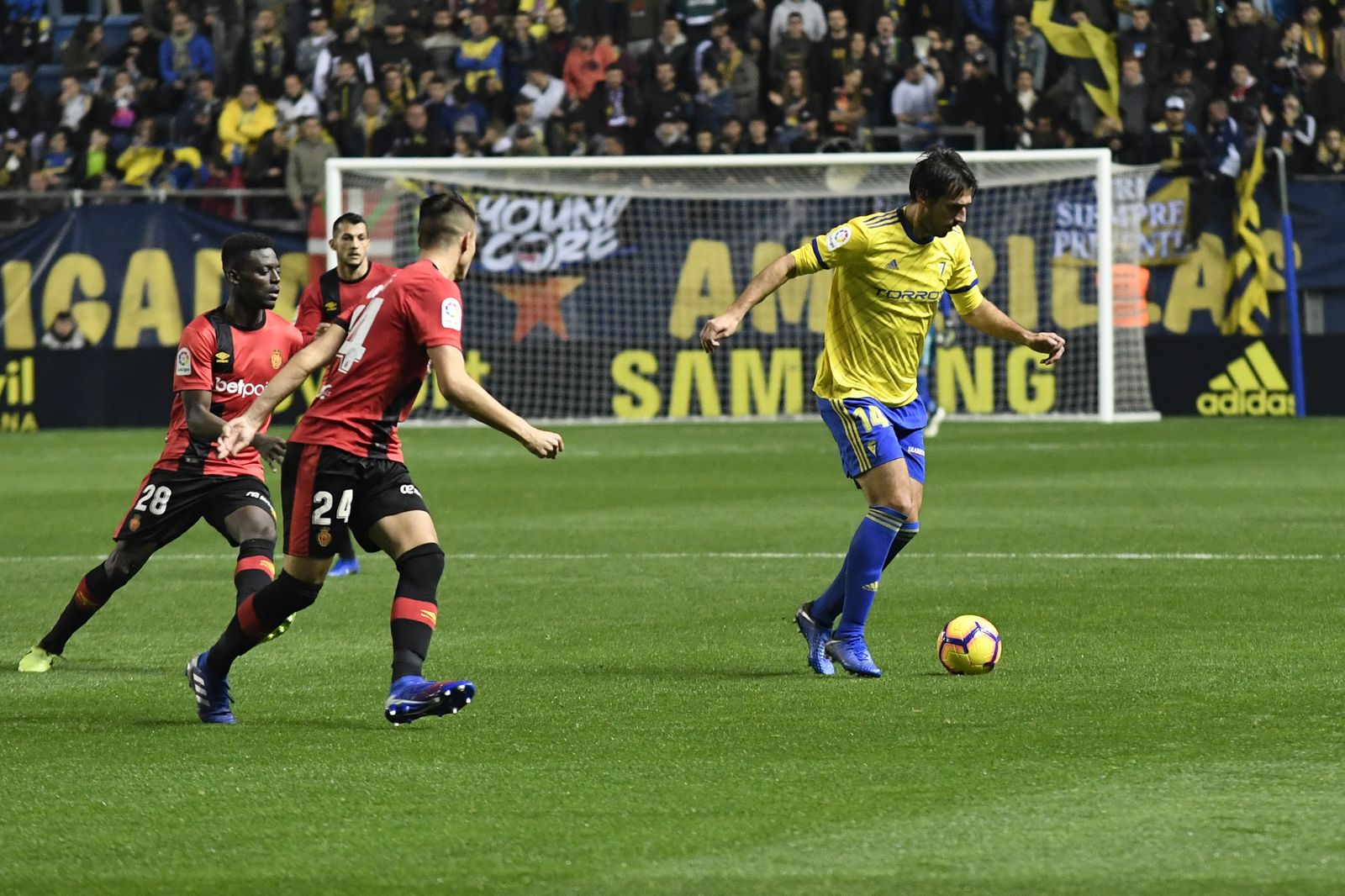 Lekic con el balón en el Cádiz-Mallorca de la campaña 2018/19.