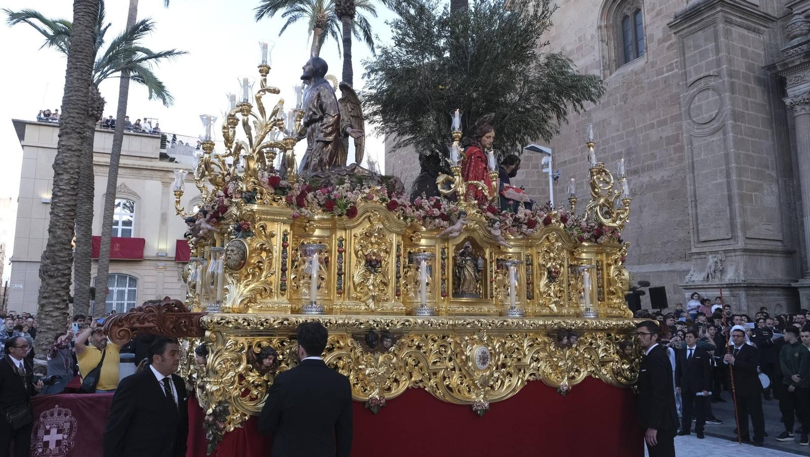 Estudiantes en la Semana Santa de Almería 2025