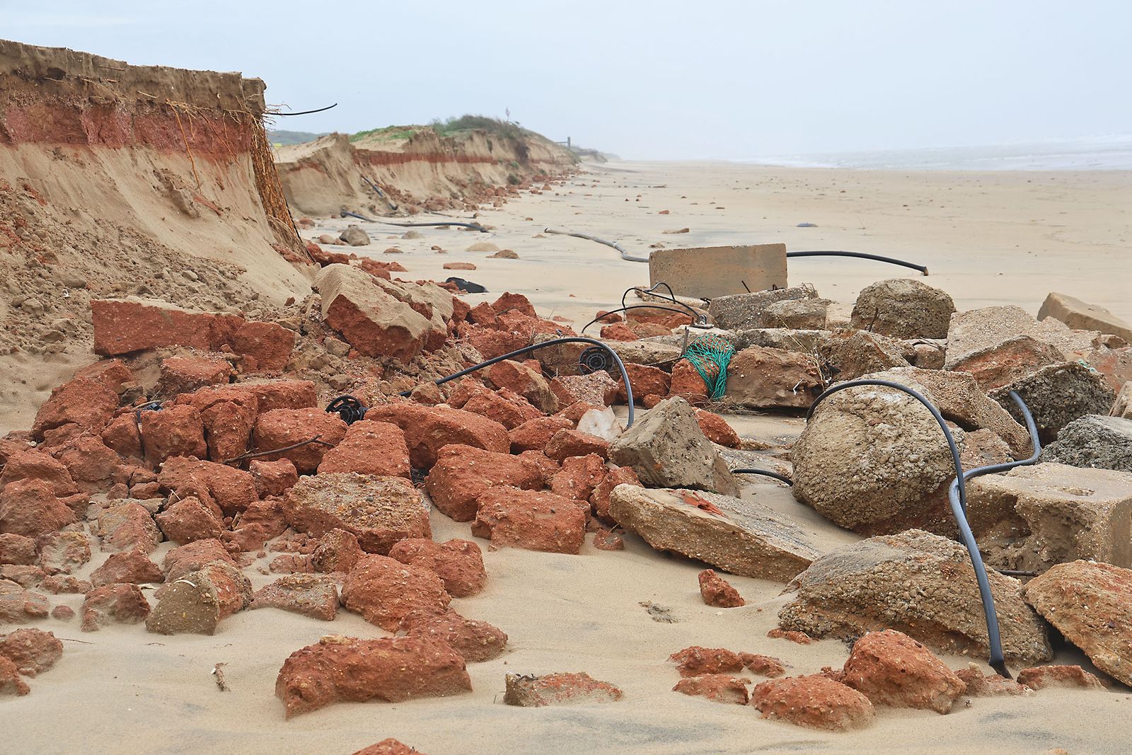 Las Fotografías de los daños ocasionados por la borrasca Leonardo en la playa de La Bota