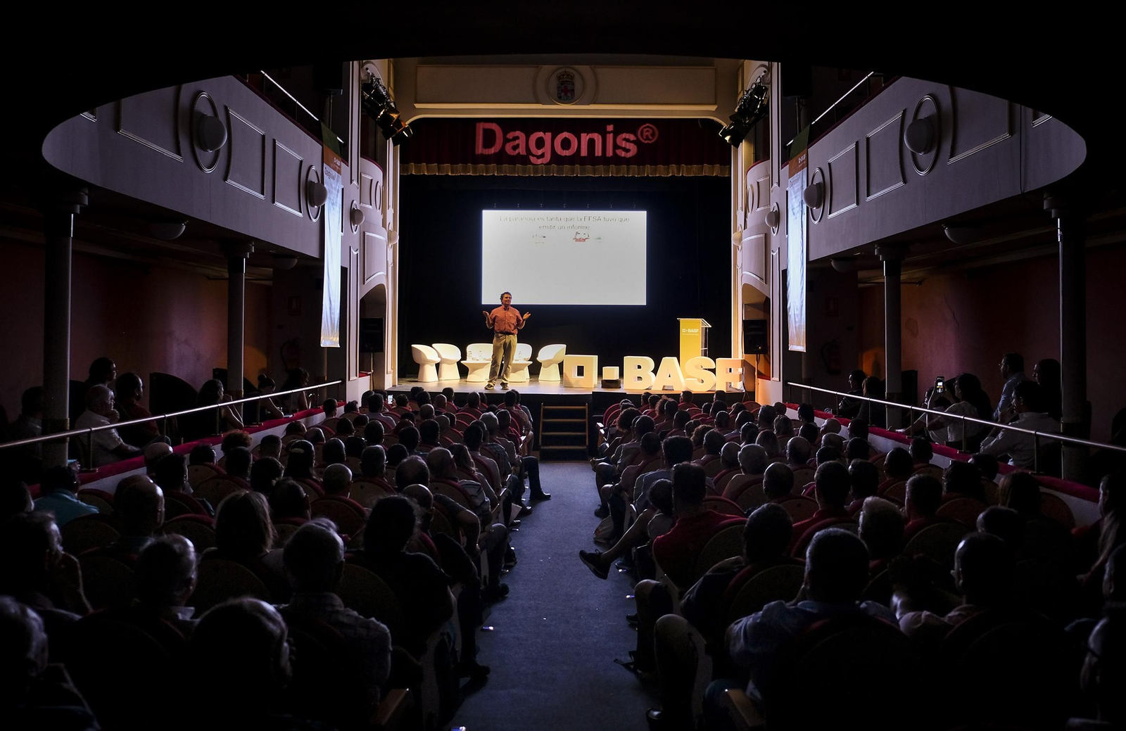 Momento de la conferencia que ofreció el científico José Miguel Mulet.