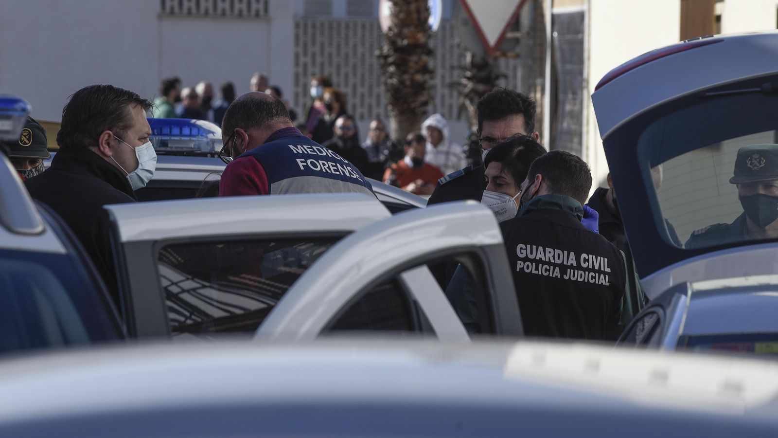 Policías, guardias civiles y forenses.