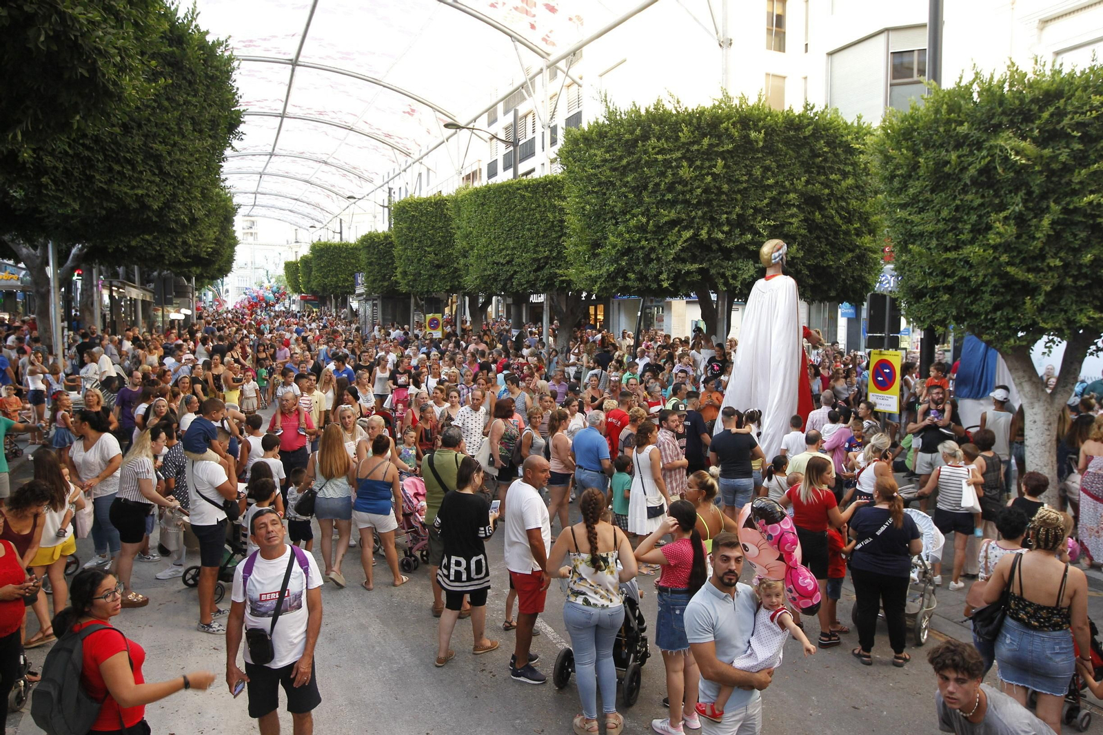 Fotogalería gigantes y cabezudos. Feria de Almería 2019