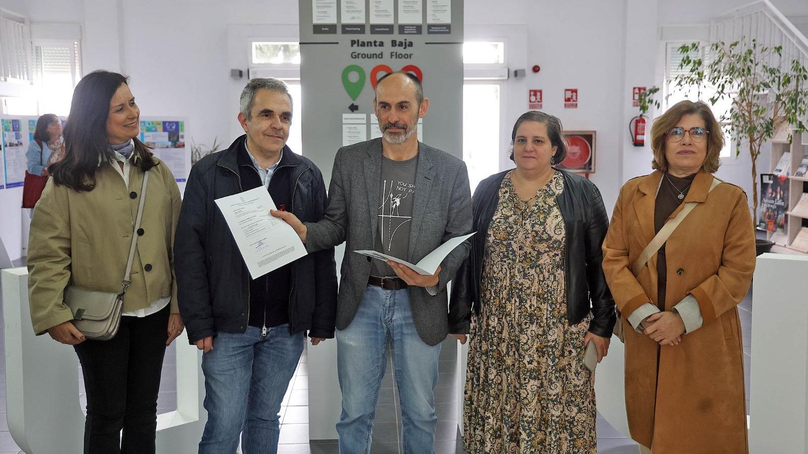 Pepe Rodríguez muestra los documentos de su candidatura.