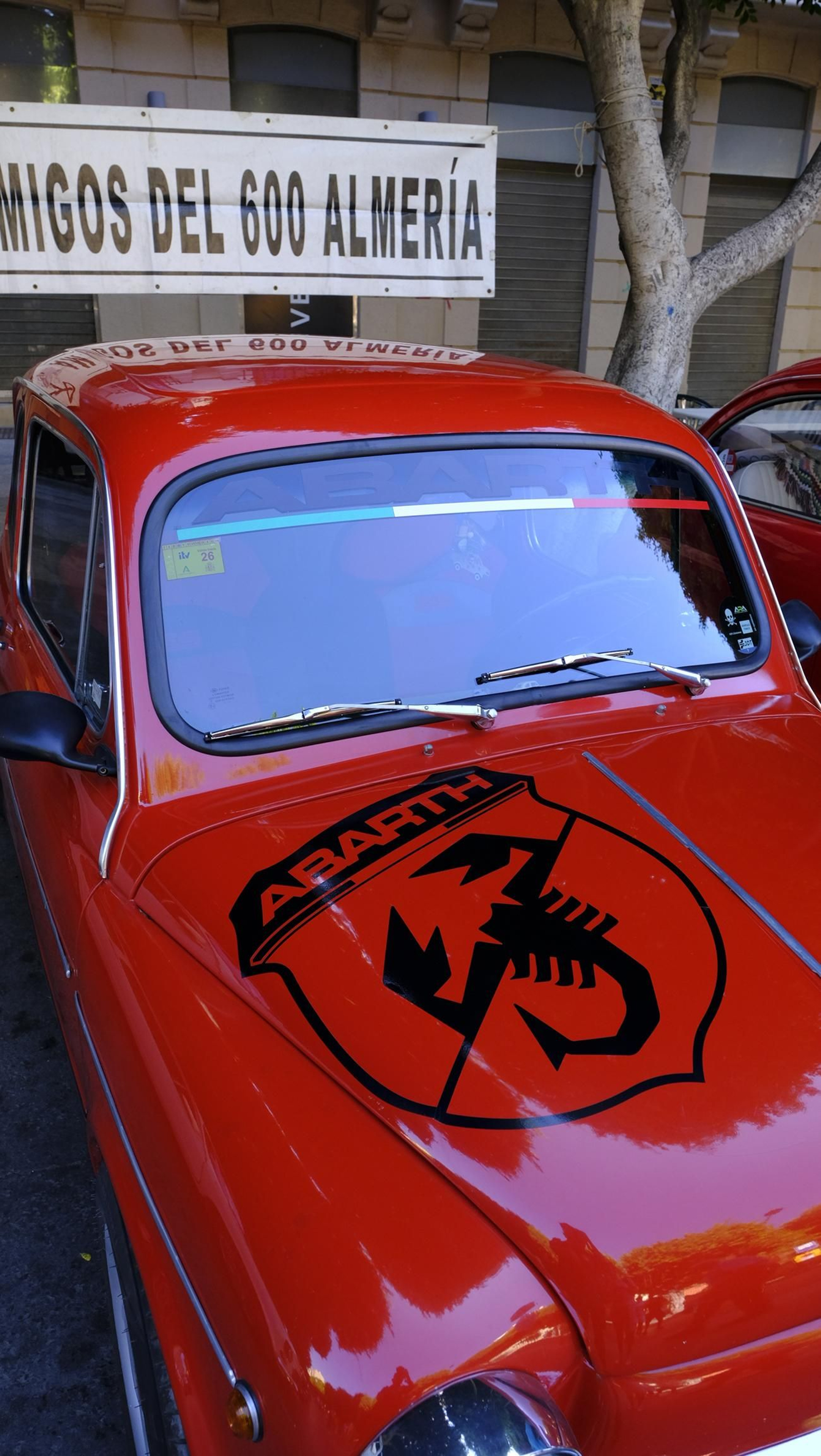 La exposición de Seat 600 y Mini Cooper en la Feria de Almería, en imágenes