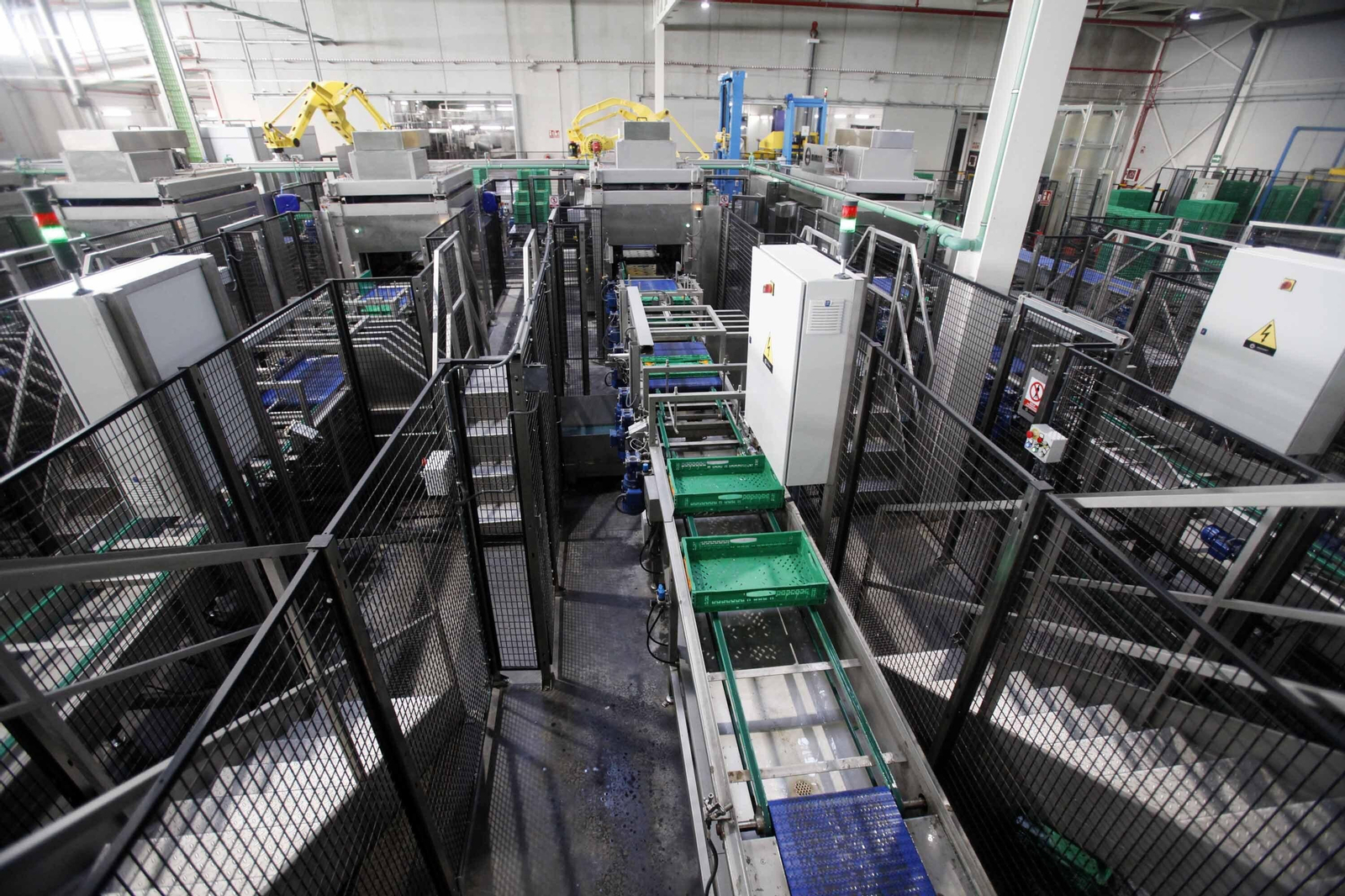 Imágenes del trabajo en la central logística de Mercadona