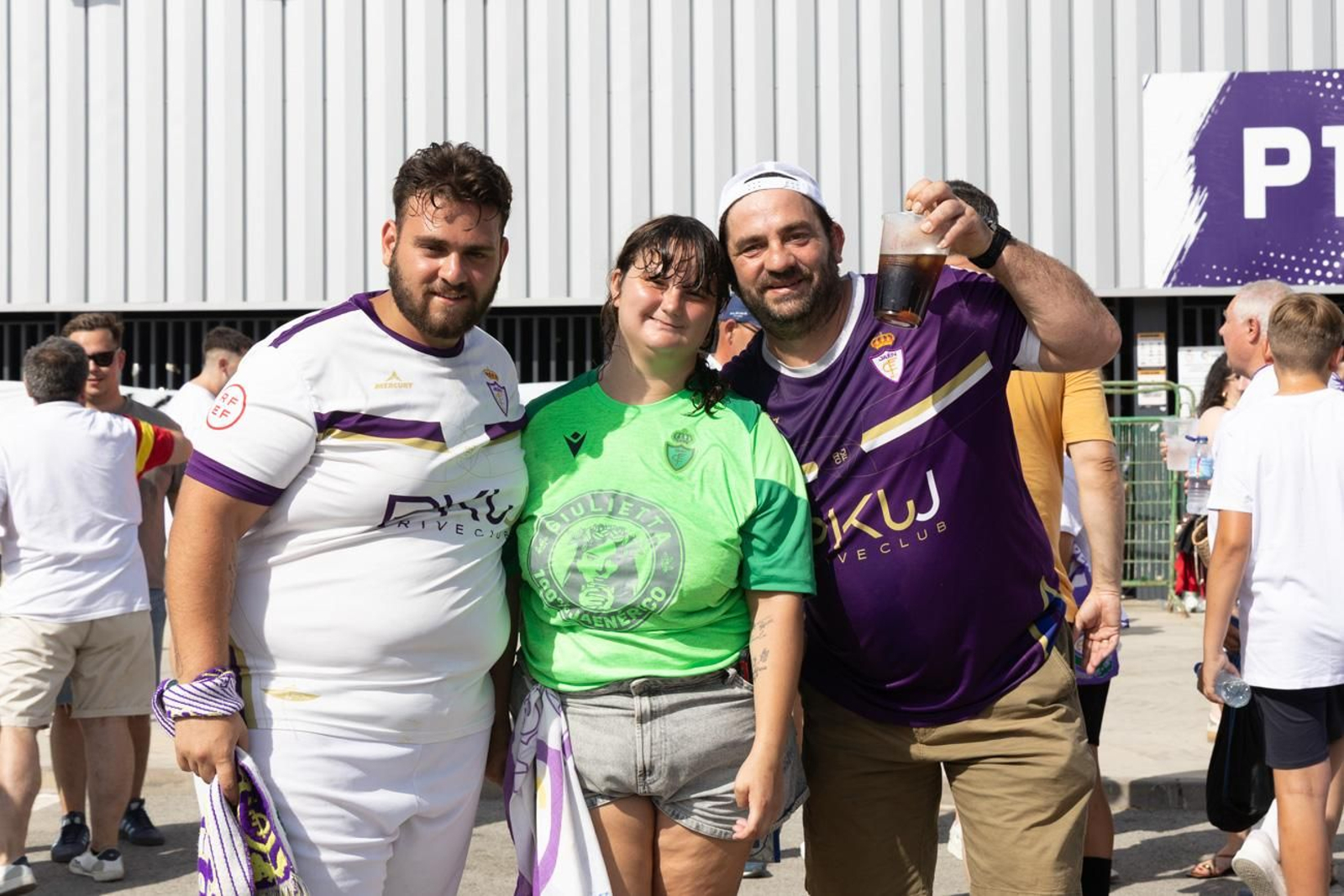 El épico recibimiento de la afición lagarta al Real Jaén, en imágenes