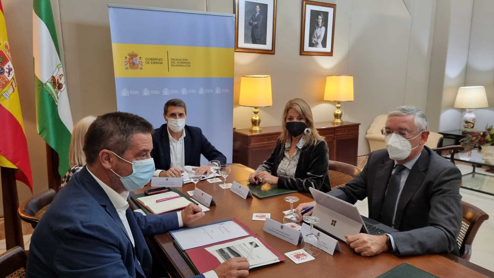 Reunión de la presidenta y el director del Puerto de Huelva en la Delegación del Gobierno en Sevilla para la habilitación de frontera Schengen.