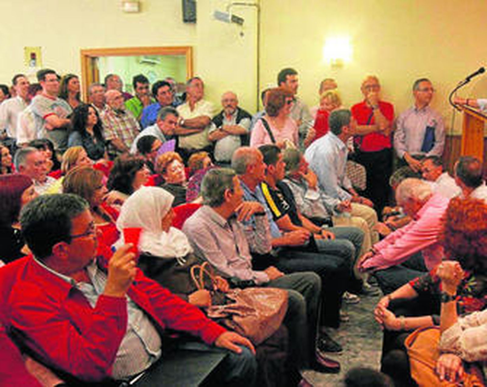 Asistentes a la asamblea anterior a la celebrada el viernes con Palacios, España y Herrera, entre otros.