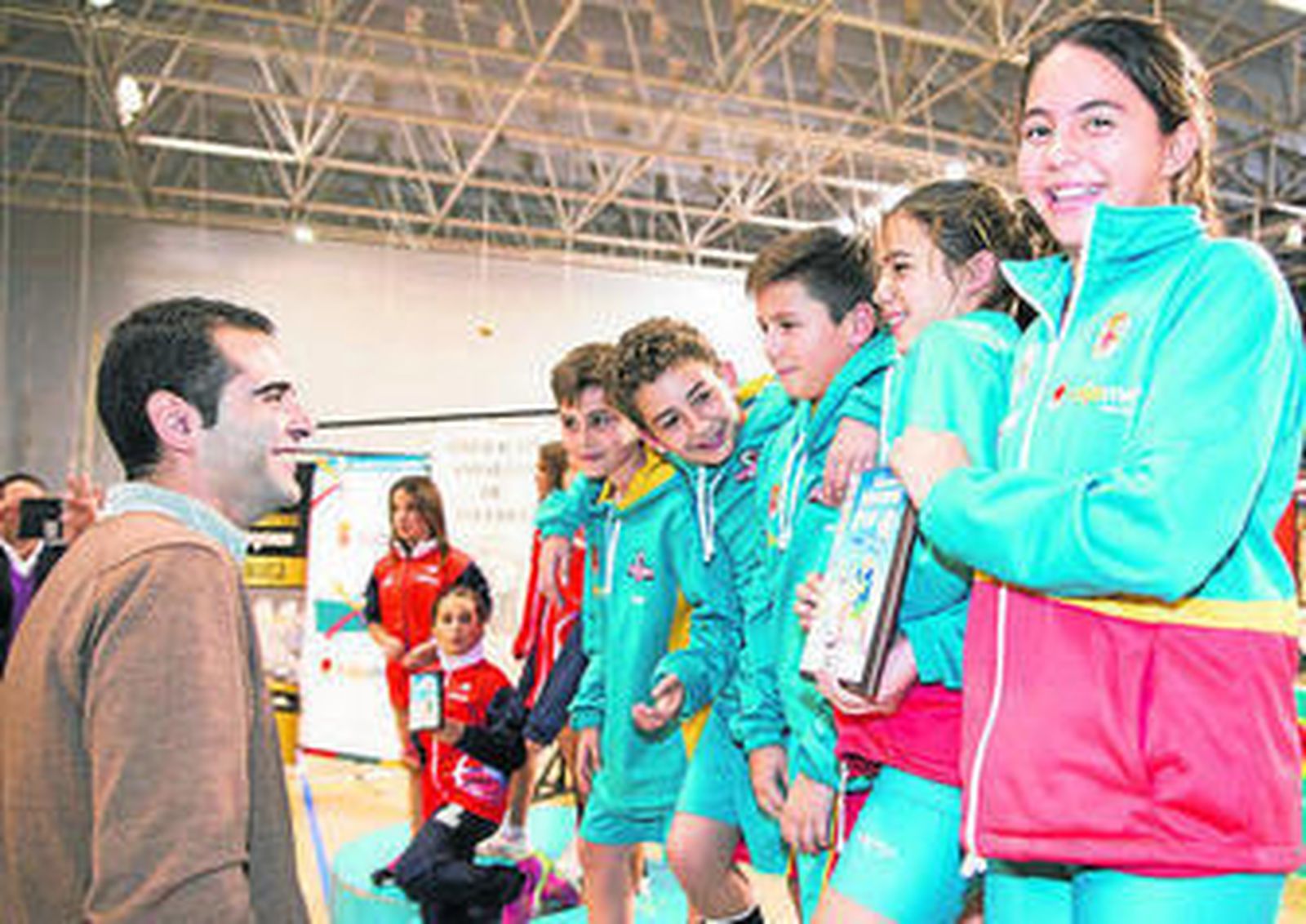 El alcalde, Ramón Fernández-Pacheco, con los ganadores.