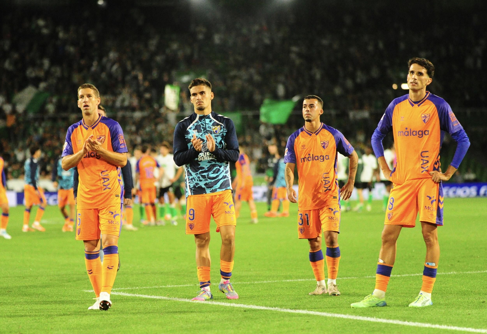 Los jugadores del Málaga CF piden perdón a la afición que viajó a Santander