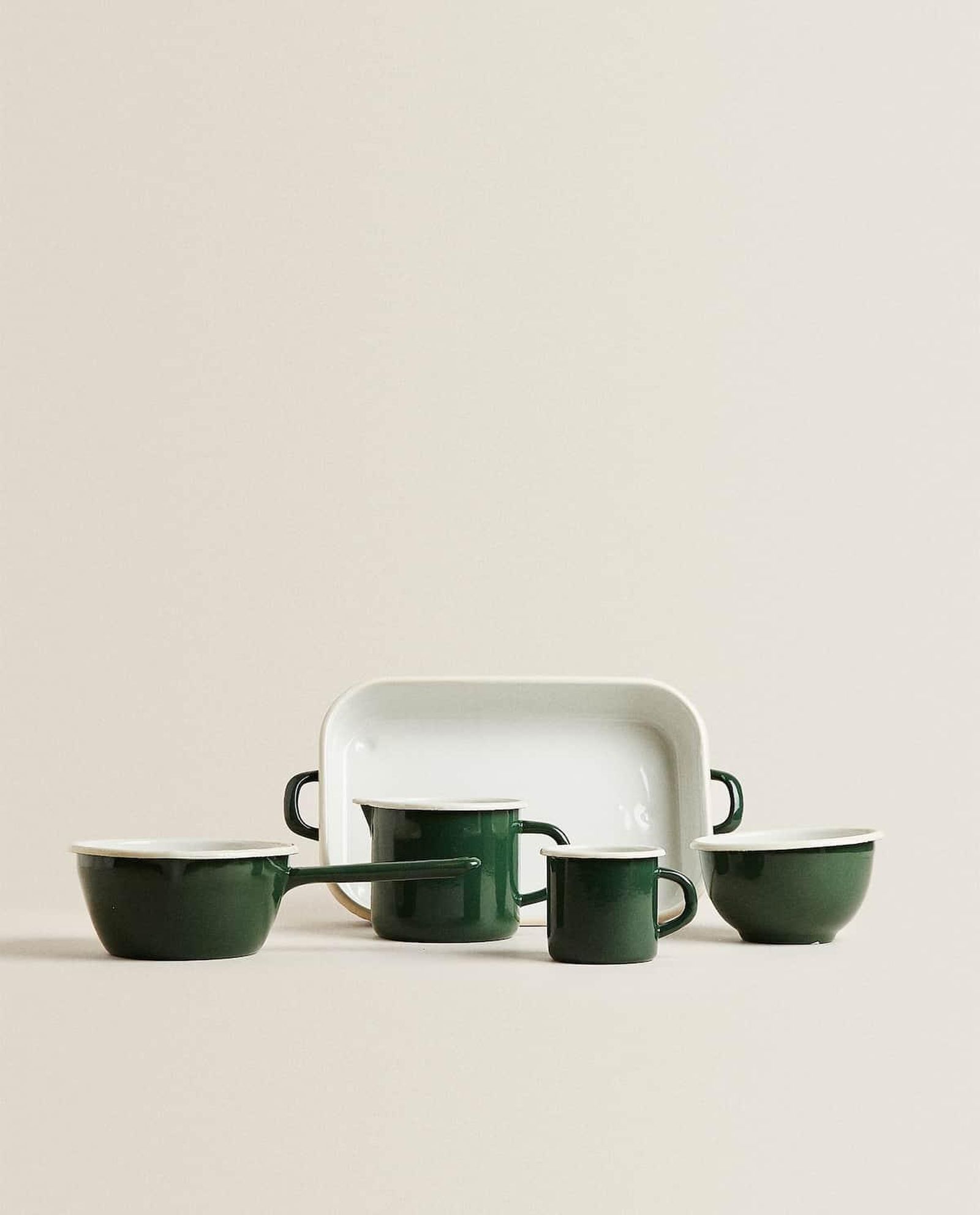 Set de menaje de hierro esmaltado.