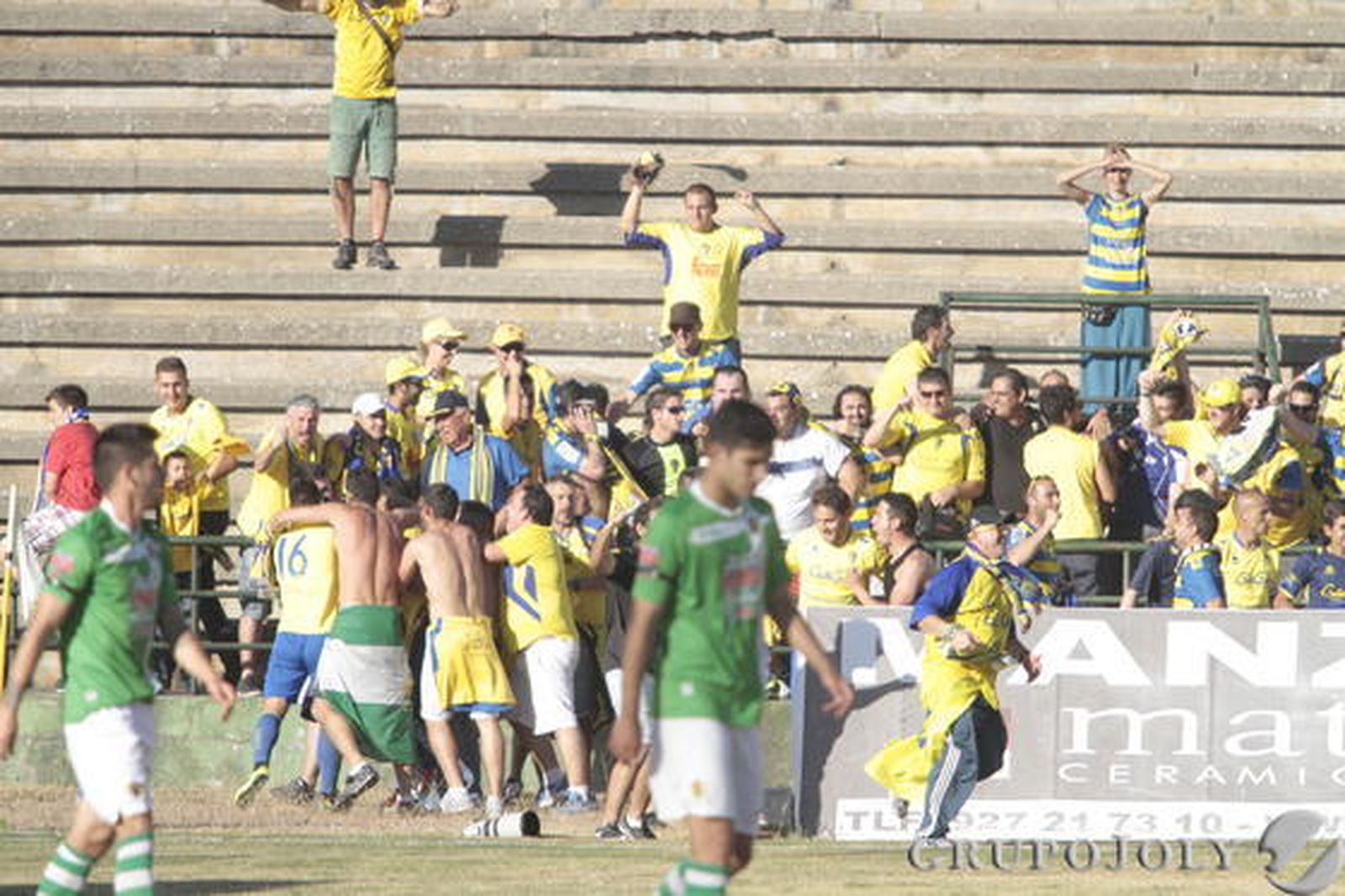 Varios aficionados saltaron al campo tras el pitido final. 

Foto: LOF