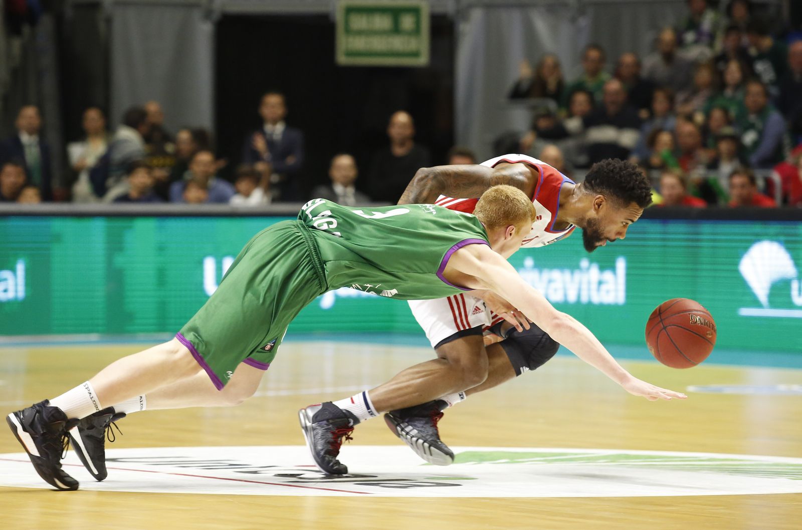 Alberto Díaz se tira al suelo para robarle la bola a Johnson.