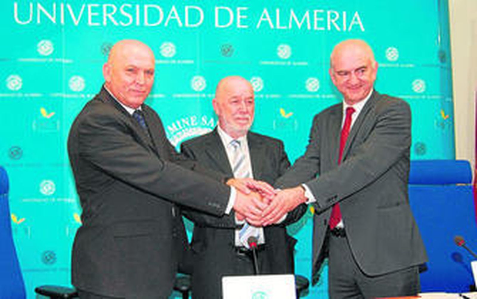 El acuerdo se cerró ayer entre José Luis Heredia, director general de Cajamar, y Pedro Molina, rector de la Universidad de Almería.