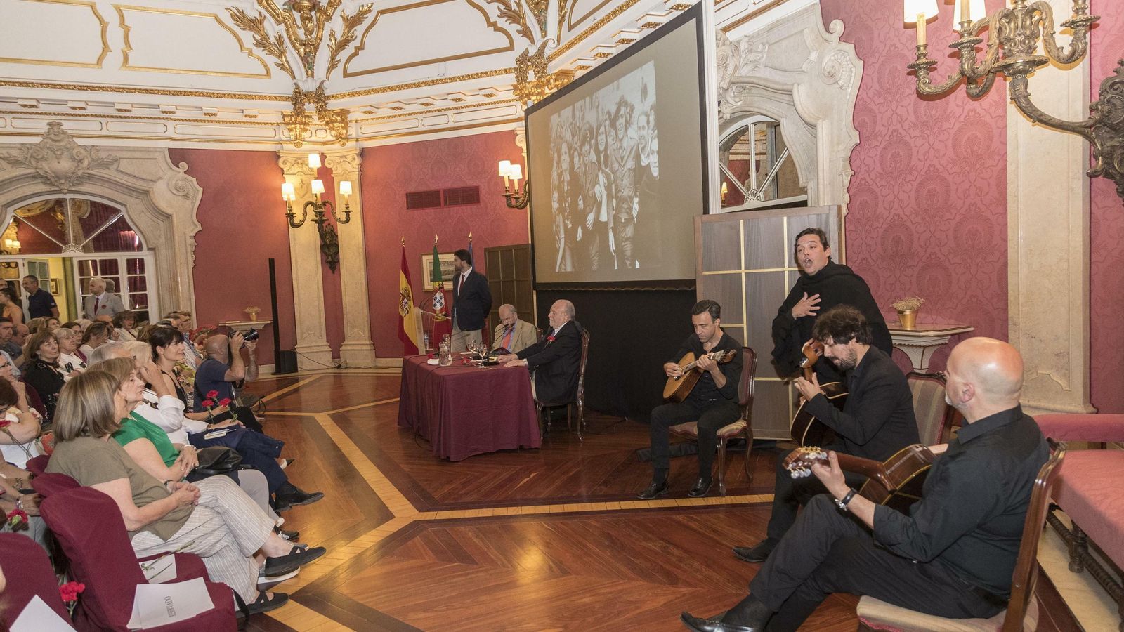 Un instante del acto celebrado en el Consulado de Portugal, que se abrió con un fado a cargo de Joao Farinha.