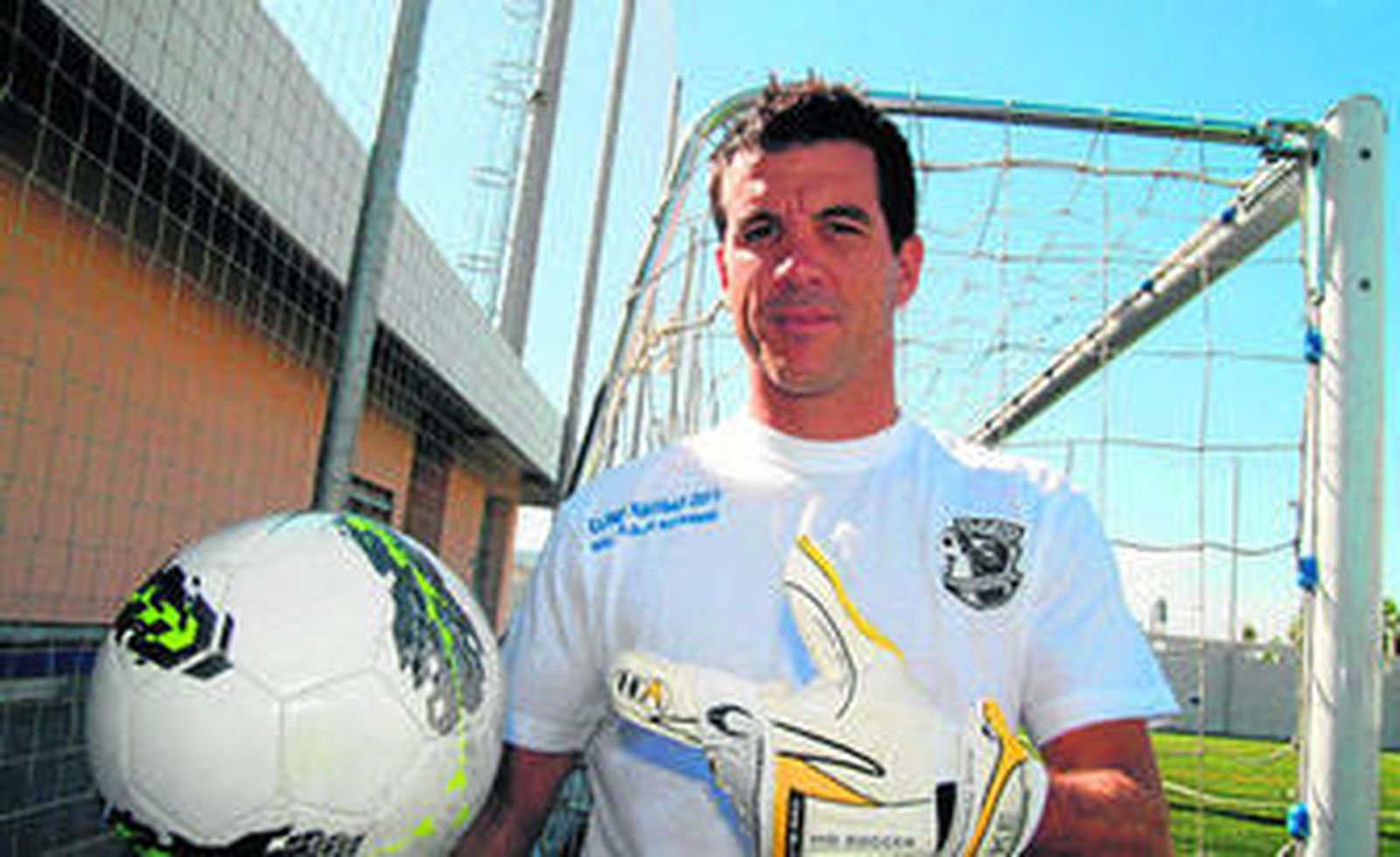 Contreras posa con la camiseta de su academia.