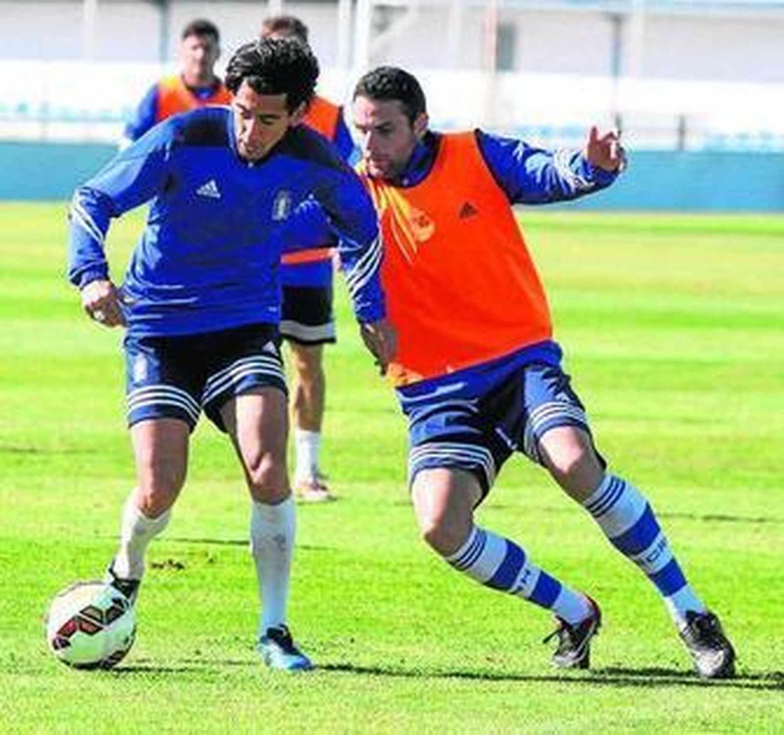 Pedro Ríos conduce la pelota con la oposición de Núñez.