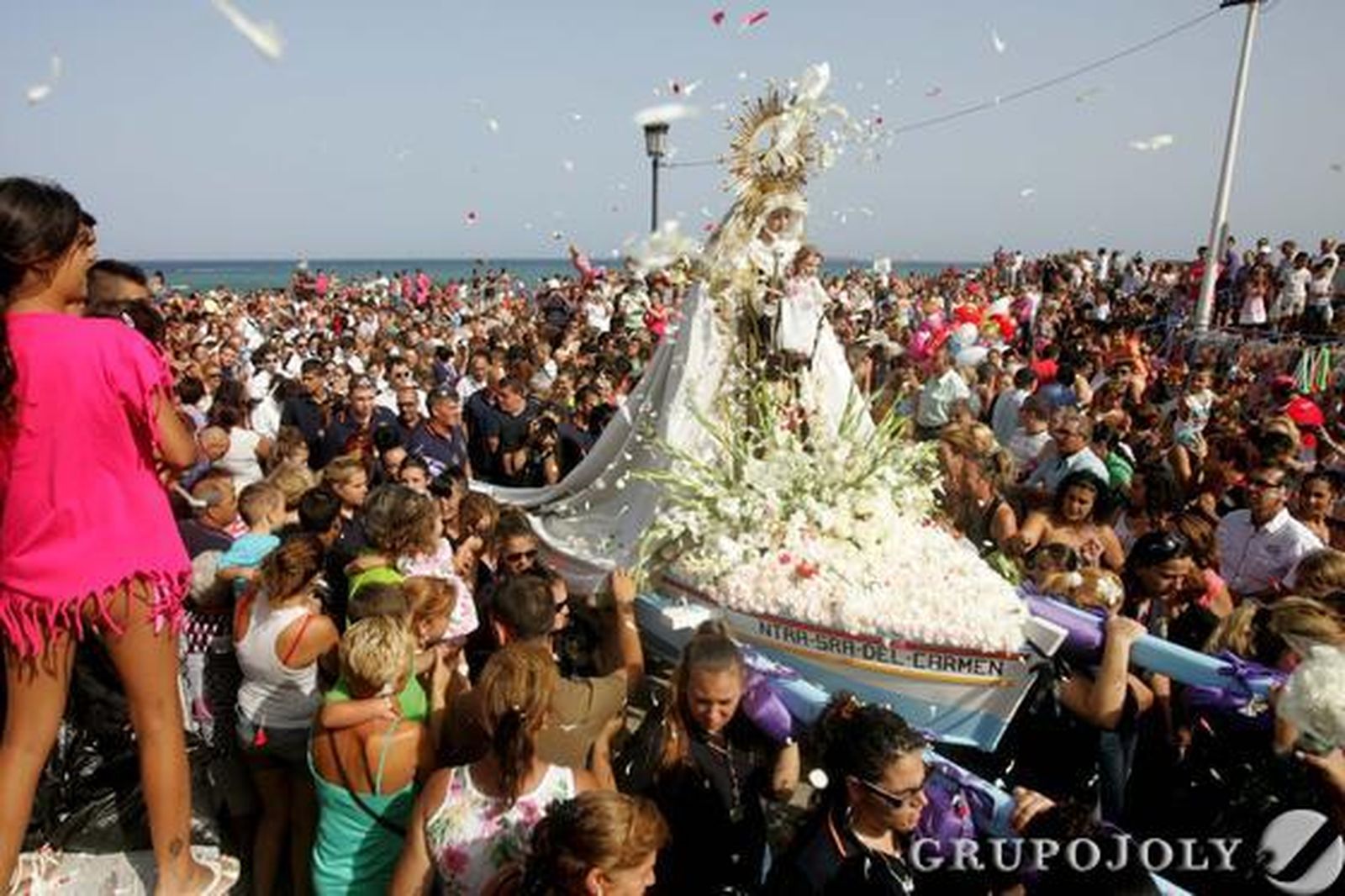 Ofrenda de flores a la patrona de los marineros. La Línea.

Foto: Joaquín Quiñones