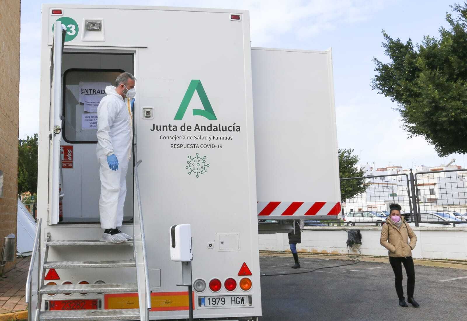 Unidad móvil para la realización de los cribados, a la espera de que lleguen los isleños citados.
