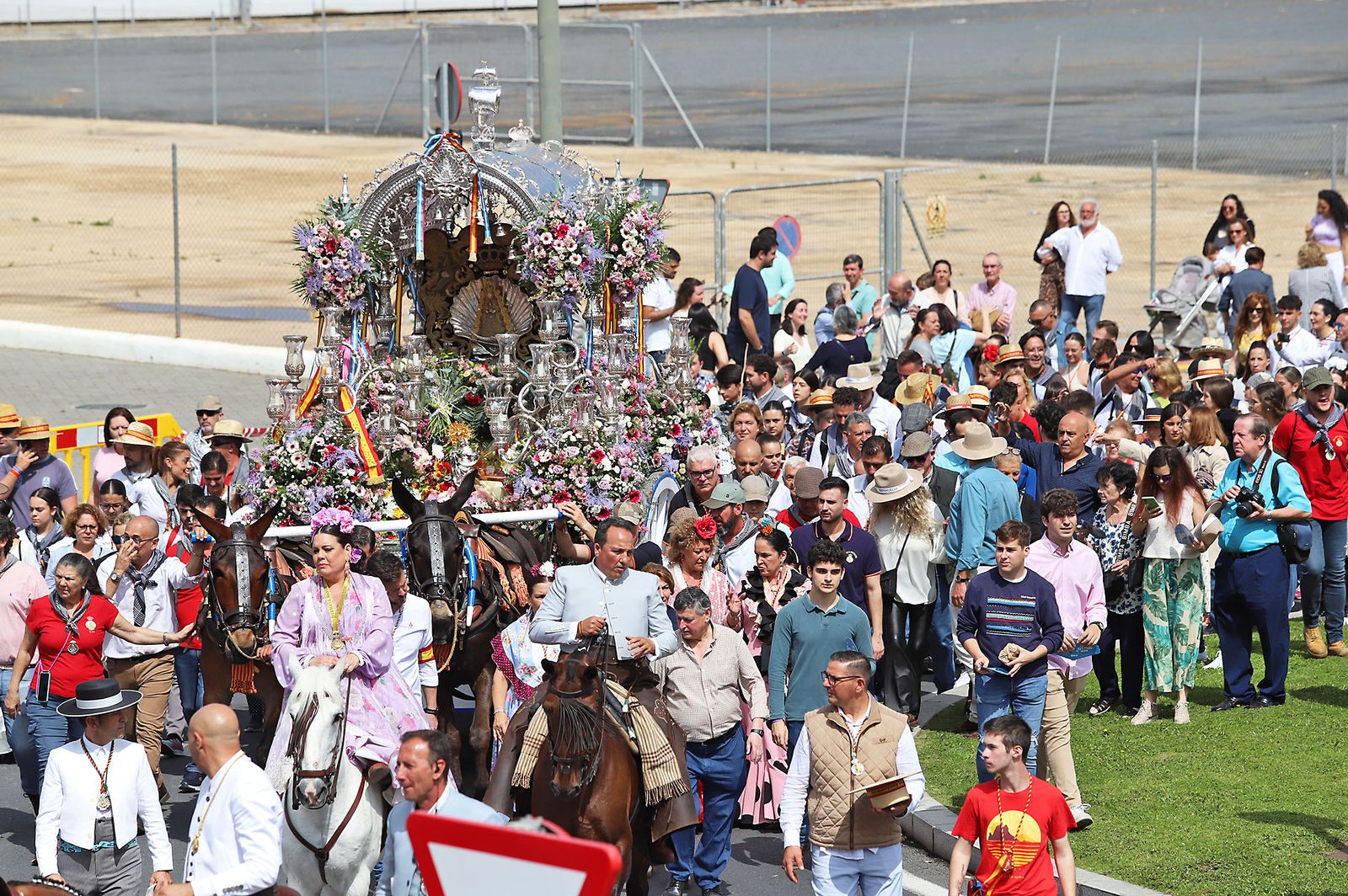 El Rocío 2023: Imágenes de la Hermandad de Emigrantes en su salida de Huelva