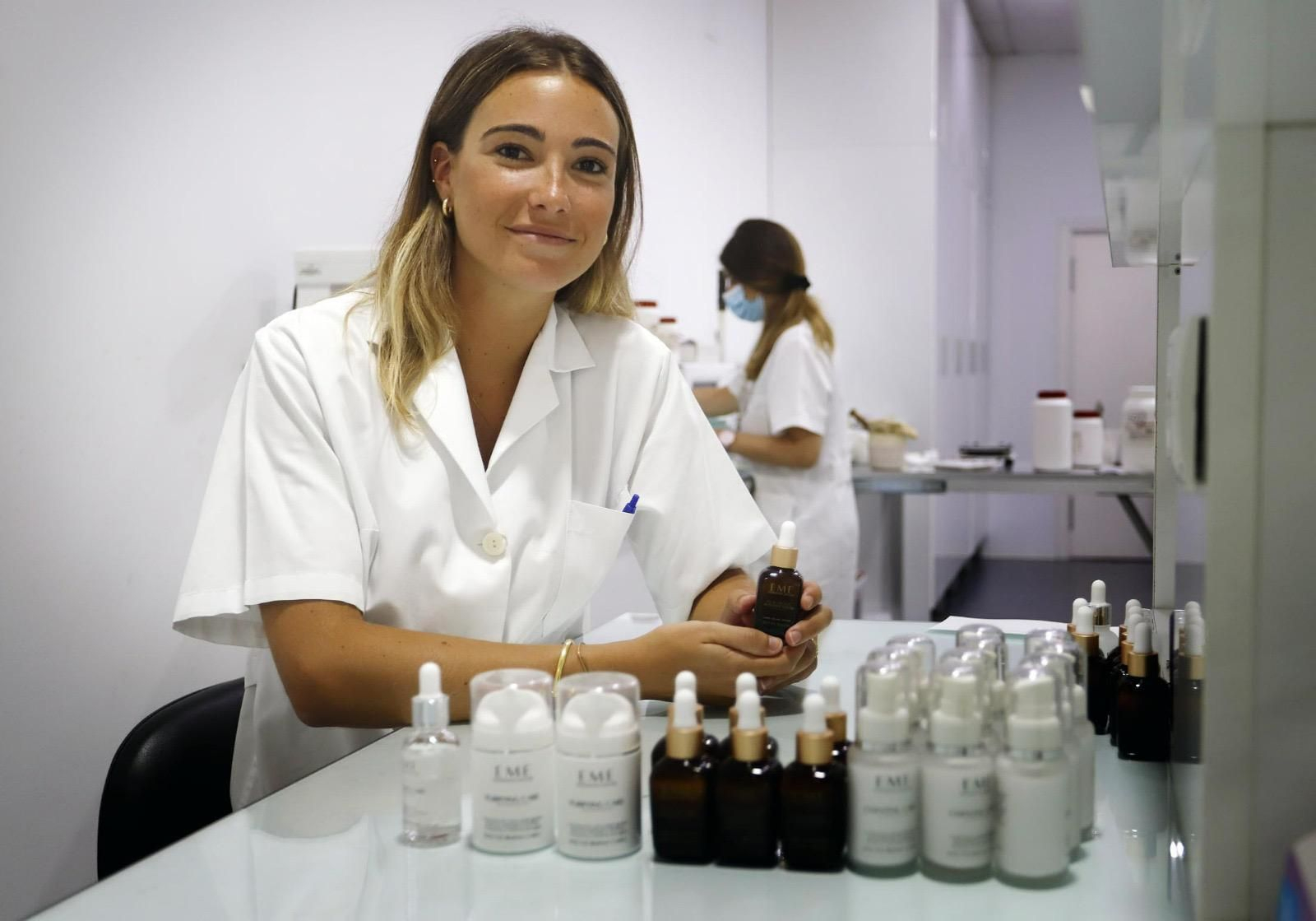 Marta Garrido en el laboratorio de EME Professional Skincare