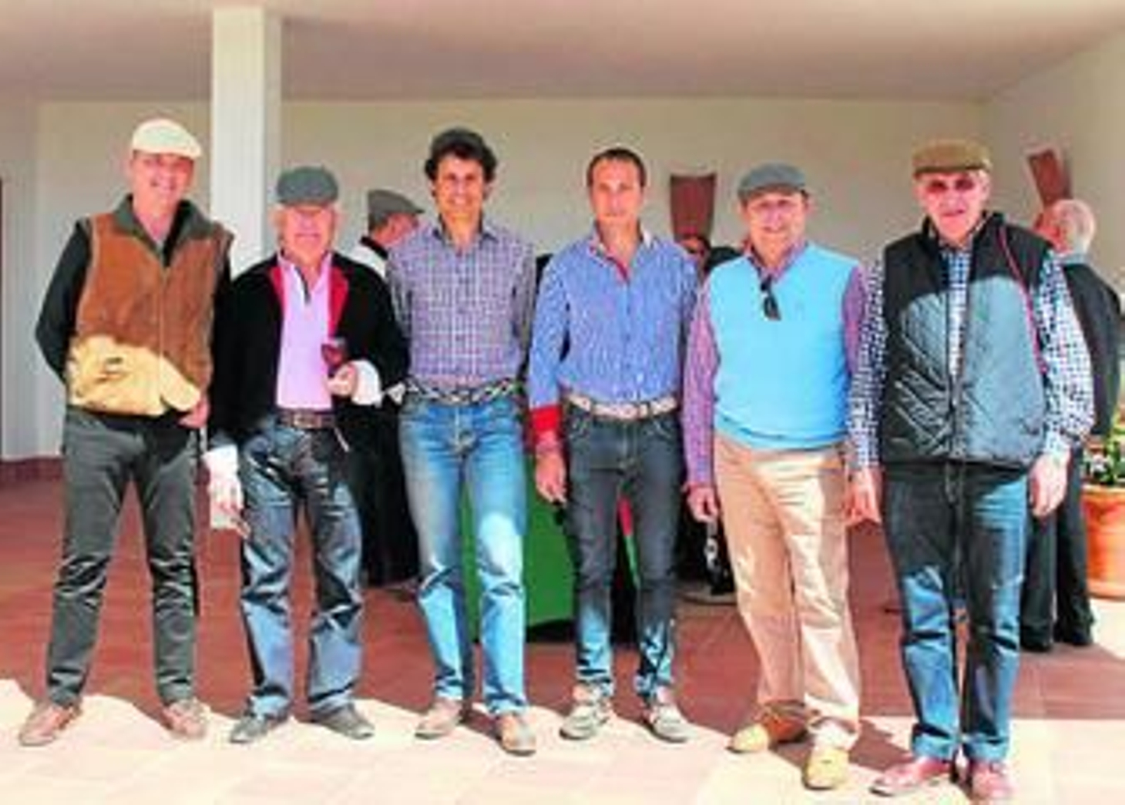 La peña taurina de Roquetas visita la finca del ganadero Sancho Dávila