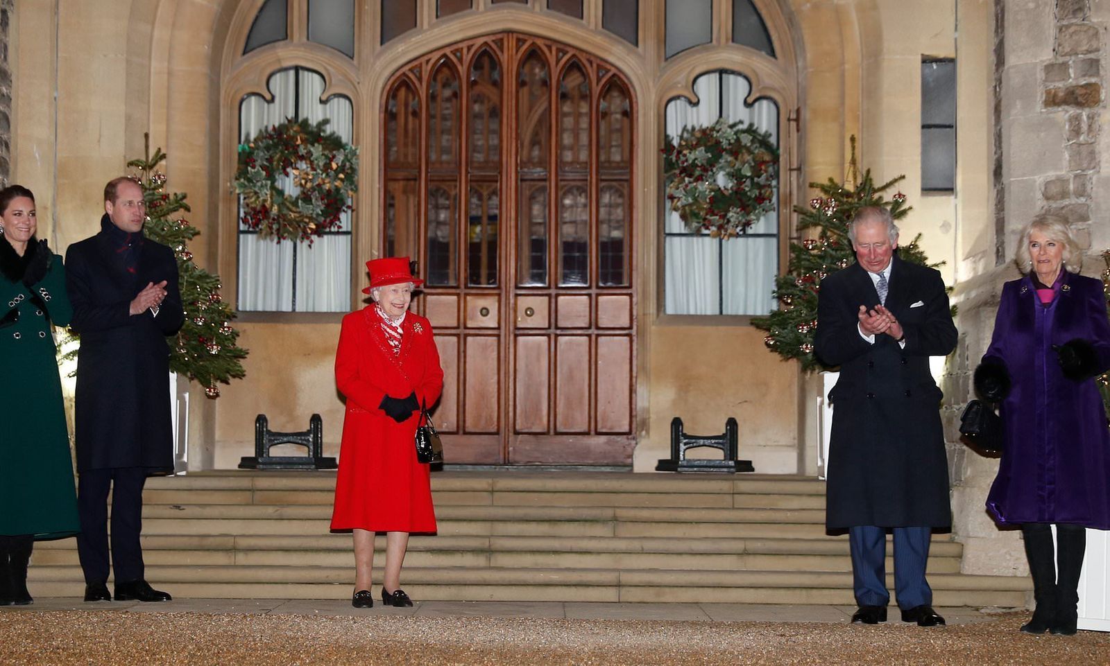 Isabel II recupera la sonrisa