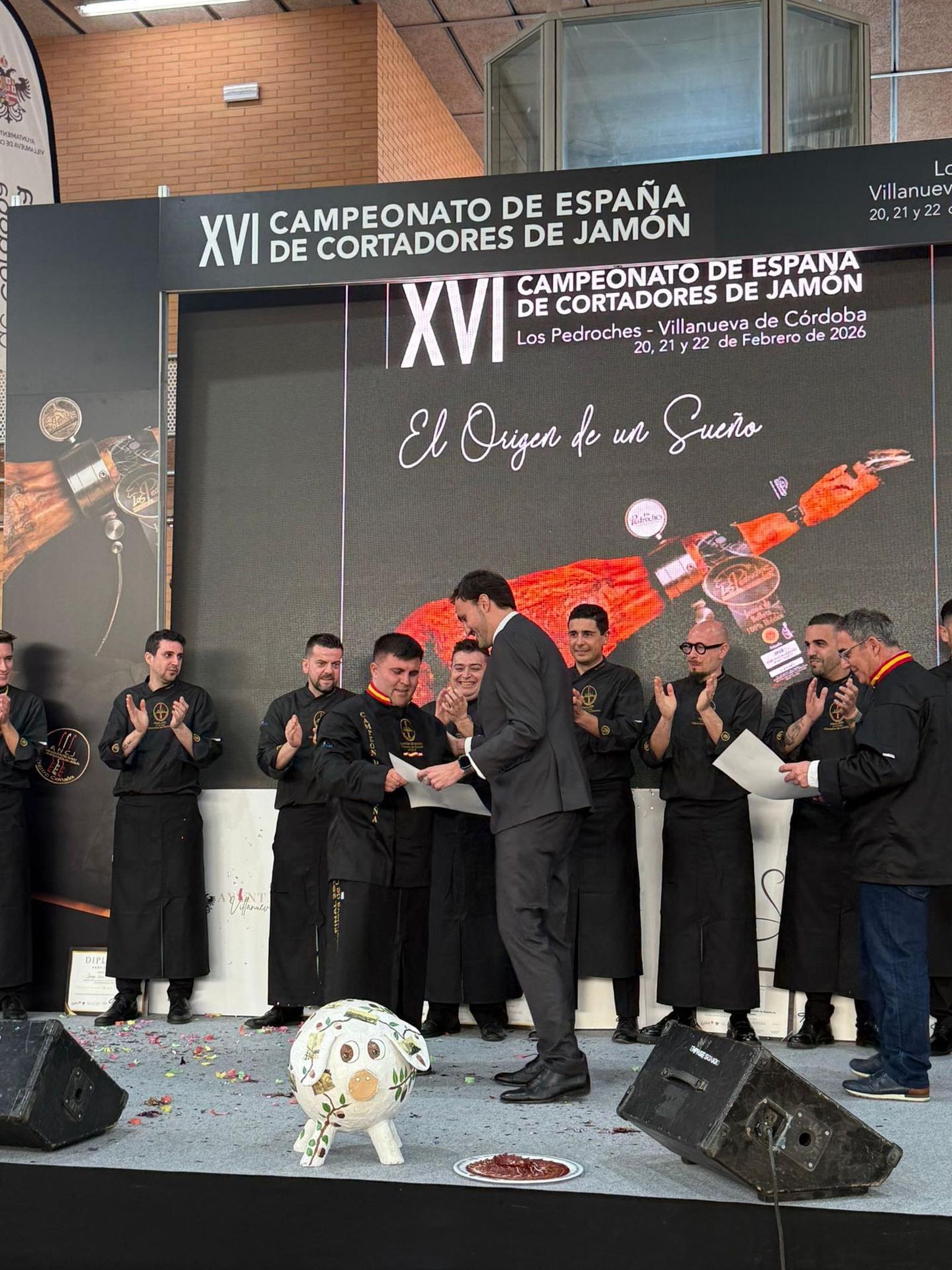 El alcalde de Villanueva de Córdoba, Isaac Reyes, entrega a Javier Fernández su reconocimiento como ganador del concurso.