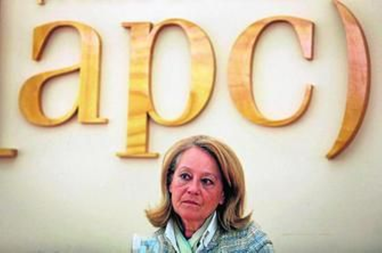 Sagrario Álvarez, viuda de Félix Bayón, ayer, durante el homenaje.