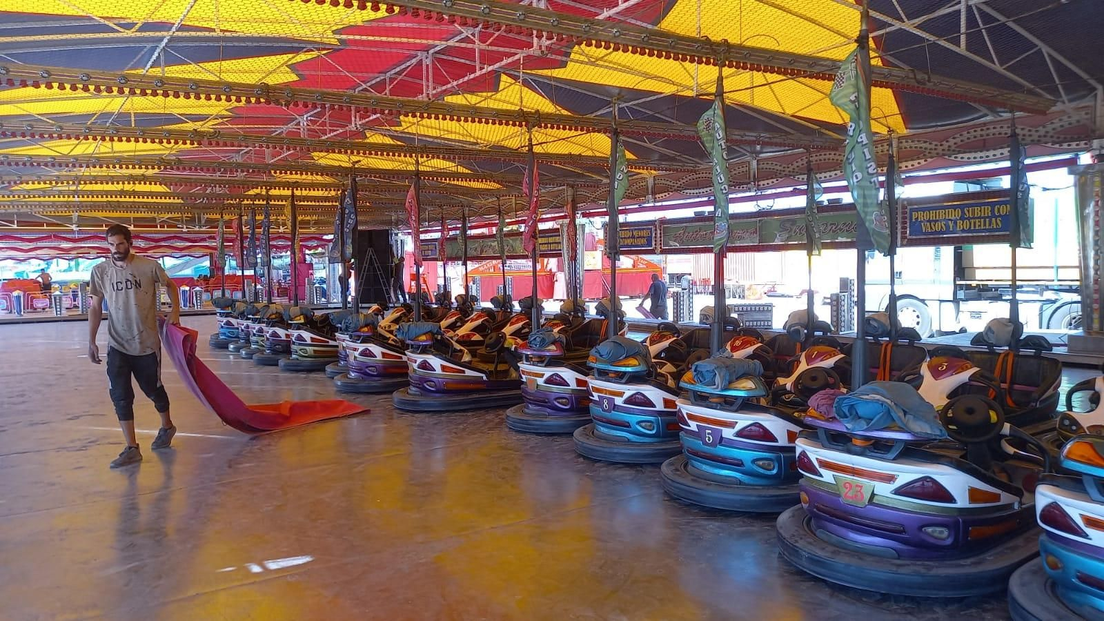 Recta final de los trabajos de montaje de las atracciones de la Feria de San Fernando