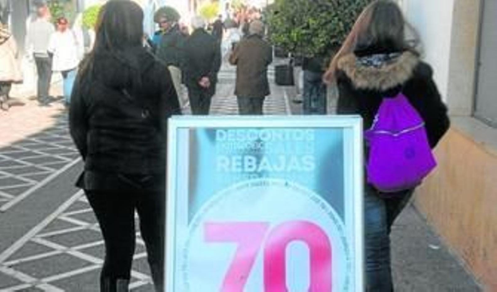 Un cartel colocado en una de las calles comerciales del centro de la ciudad, ayer por la mañana.