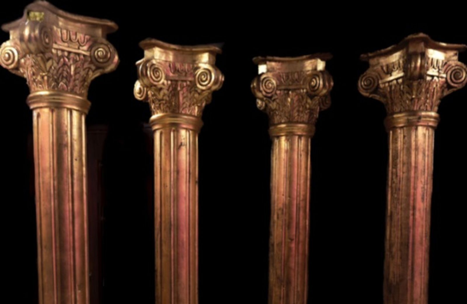 Las citadas columnas, bañadas en pan de oro