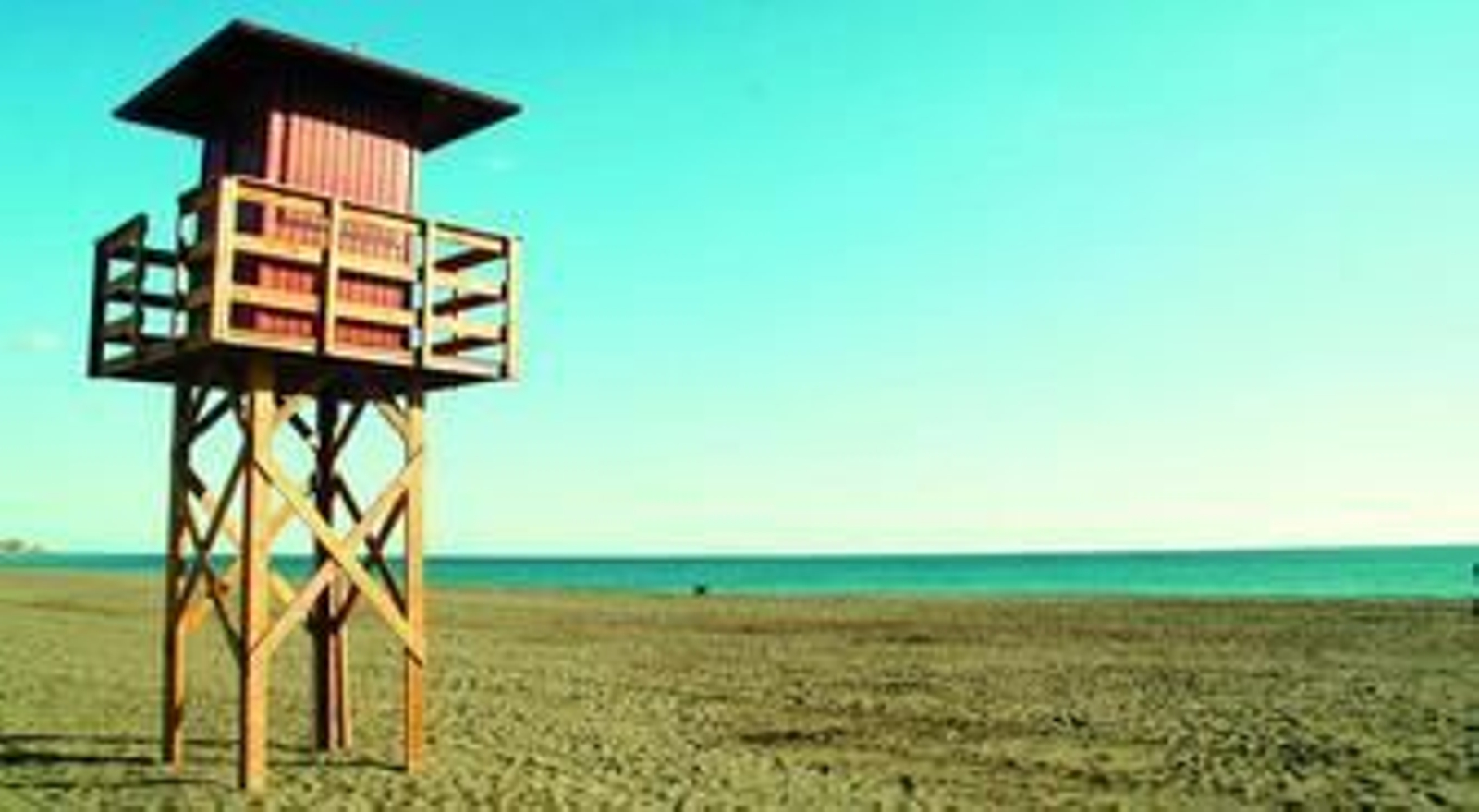 Una caseta de vigilante de playa en el amplio litoral de Rincón de la Victoria.