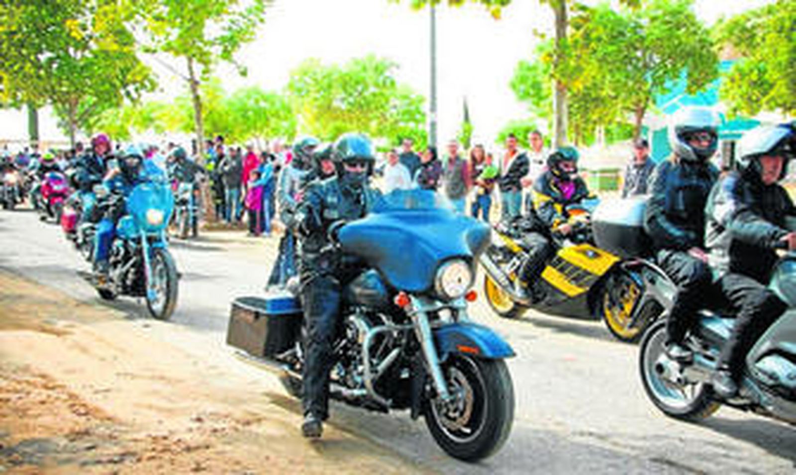 1. Una de las concentraciones en la que participó Alas de Ley. 2. Detalle de una de las moteras. 3. Ayer, en la convivencia en la sede de Sevilla Este.