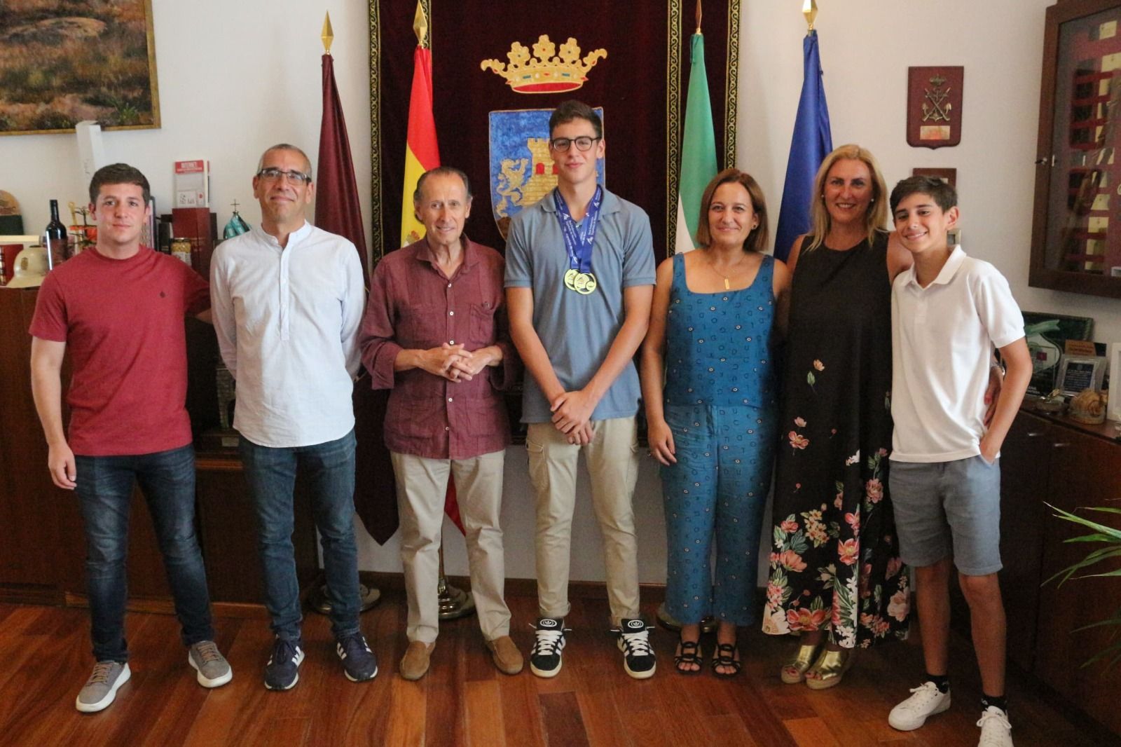 David Rodríguez junto al alcalde de Chiclana, José María Román y el delegado de Deportes, José Alberto Cruz.