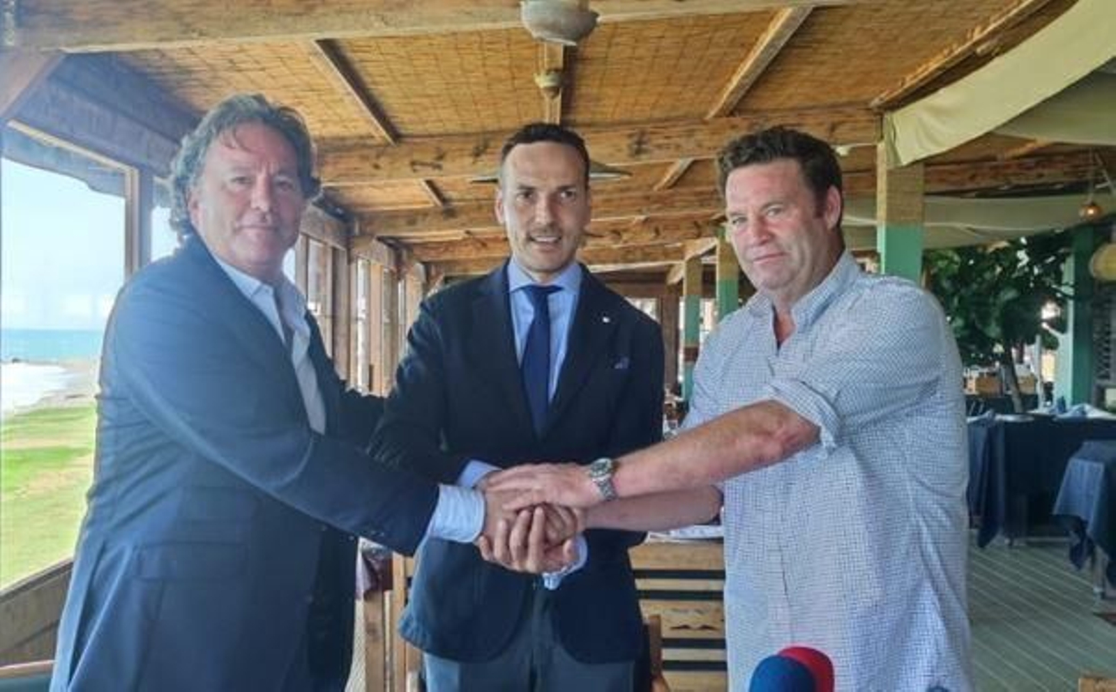 Félix Sancho, flanqueado por los representantes del Grupo Trocadero.