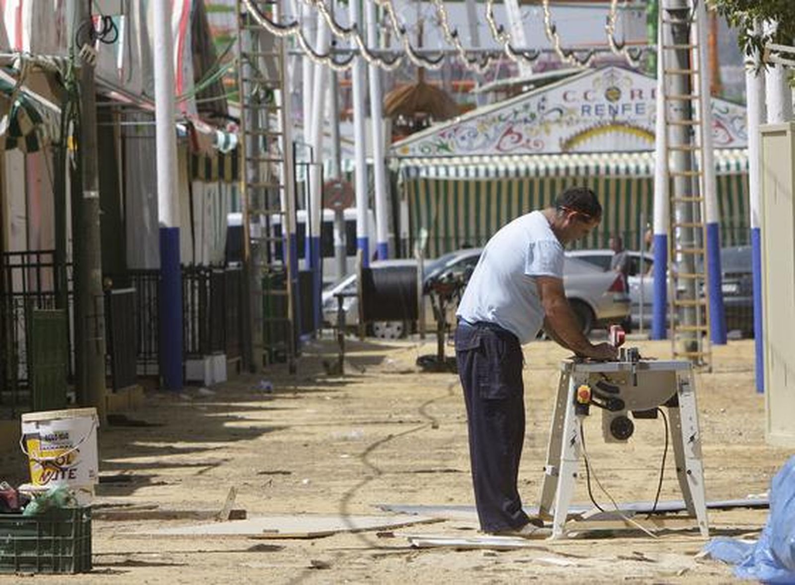 Trabajos para la instalación de las casetas.

Foto: José Ángel García