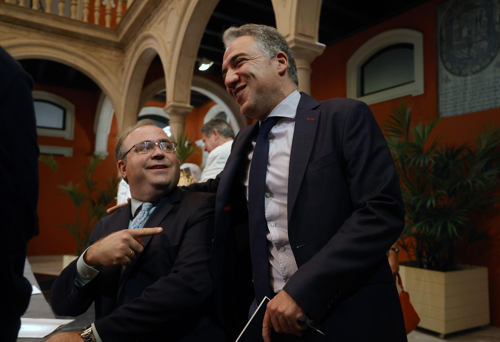 Presentación del libro  'Juan Robles, la sonrisa del tabernero' de Carlos Navarro, todas las imágenes