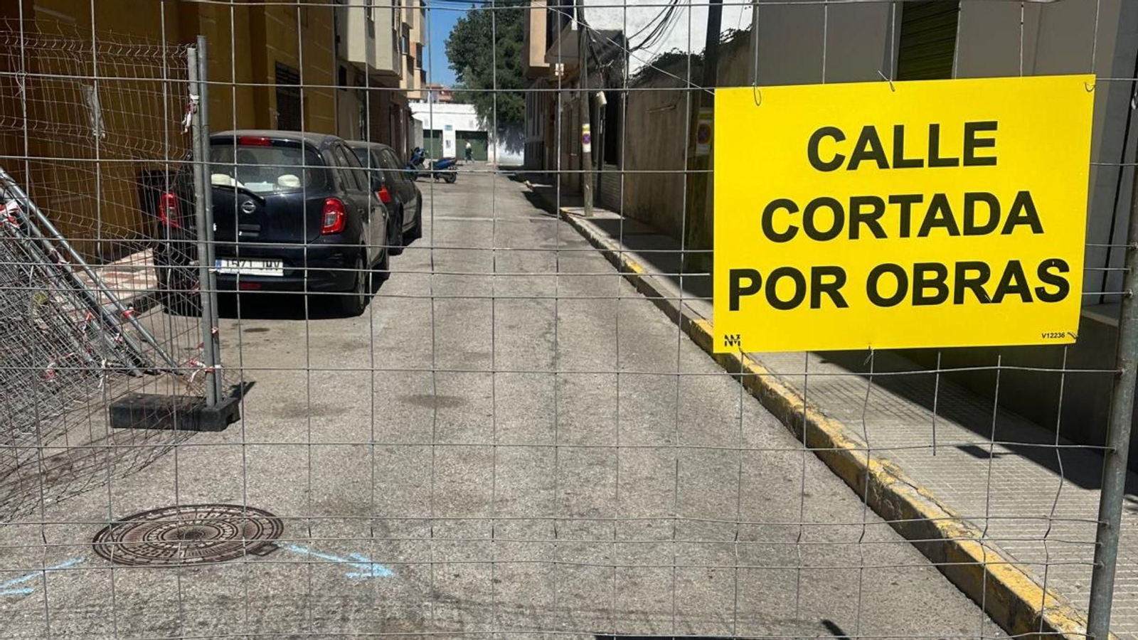 Trabajos de asfaltado en una calle de La Línea, este jueves.