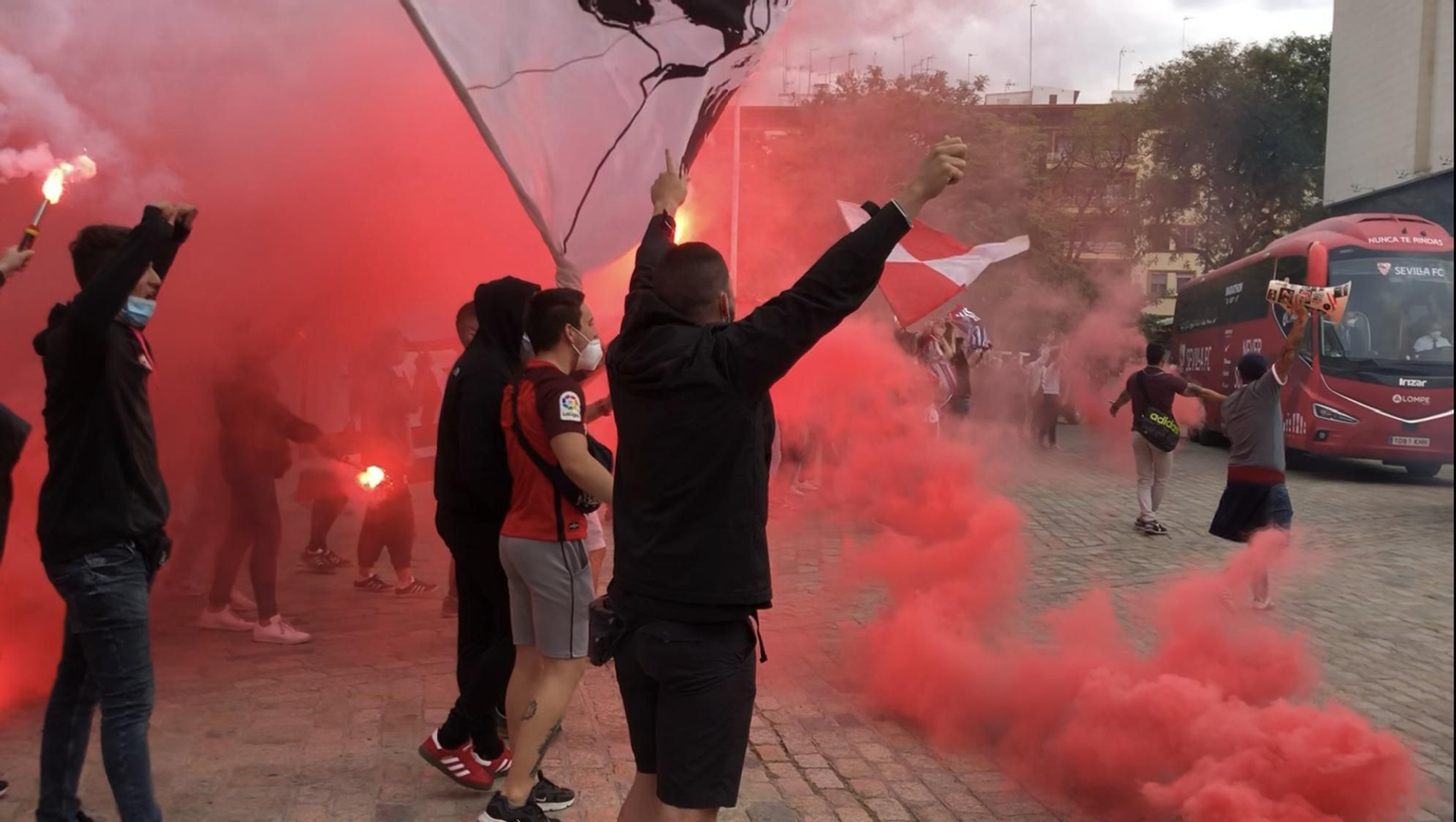 Aficionados esperan con bangalas el autobús del Sevilla el pasado lunes en Nervión.