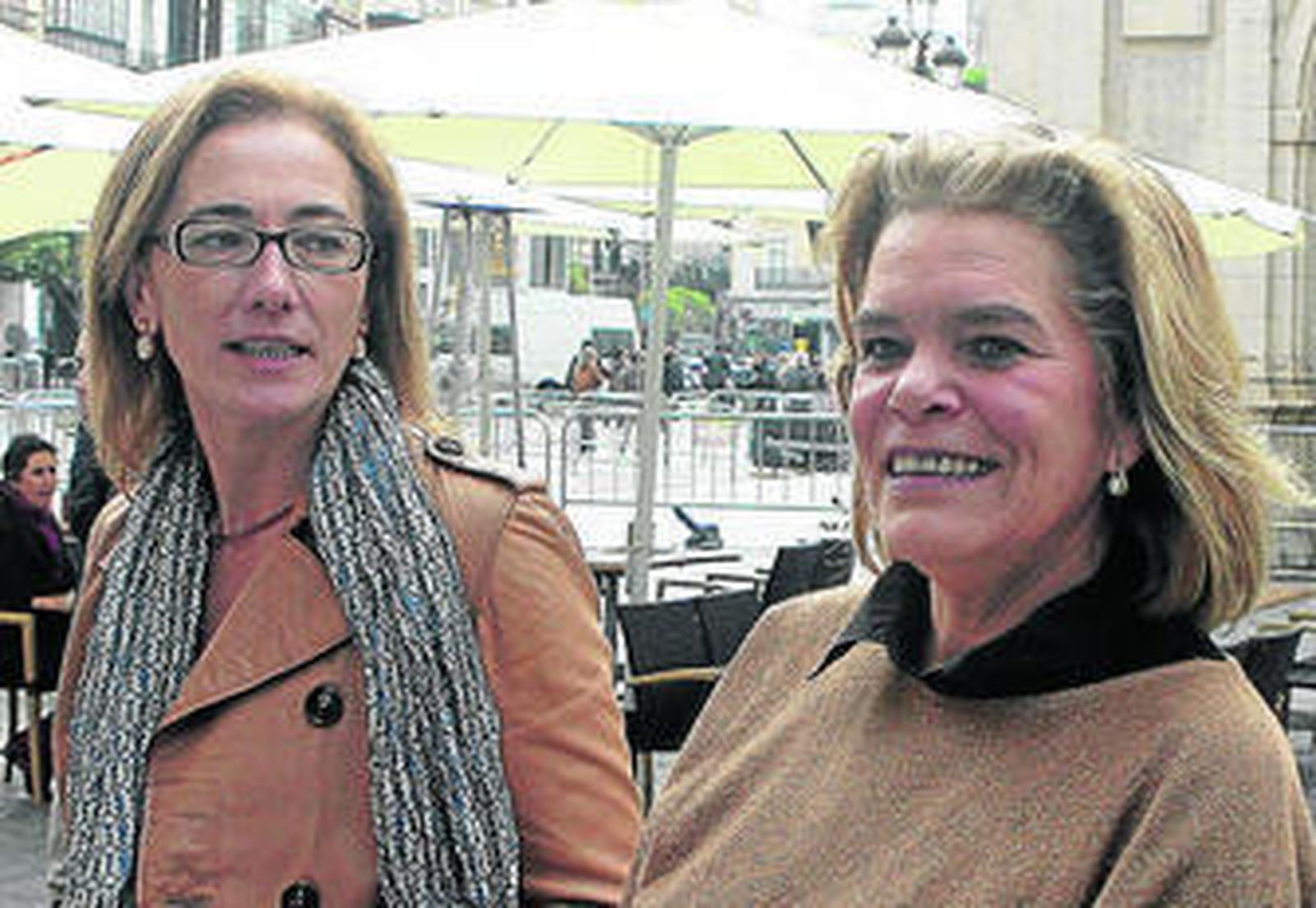 La delegada de Hacienda, Asunción Fley (dcha.), con la directora general Teresa Ojeda, en una imagen de archivo.