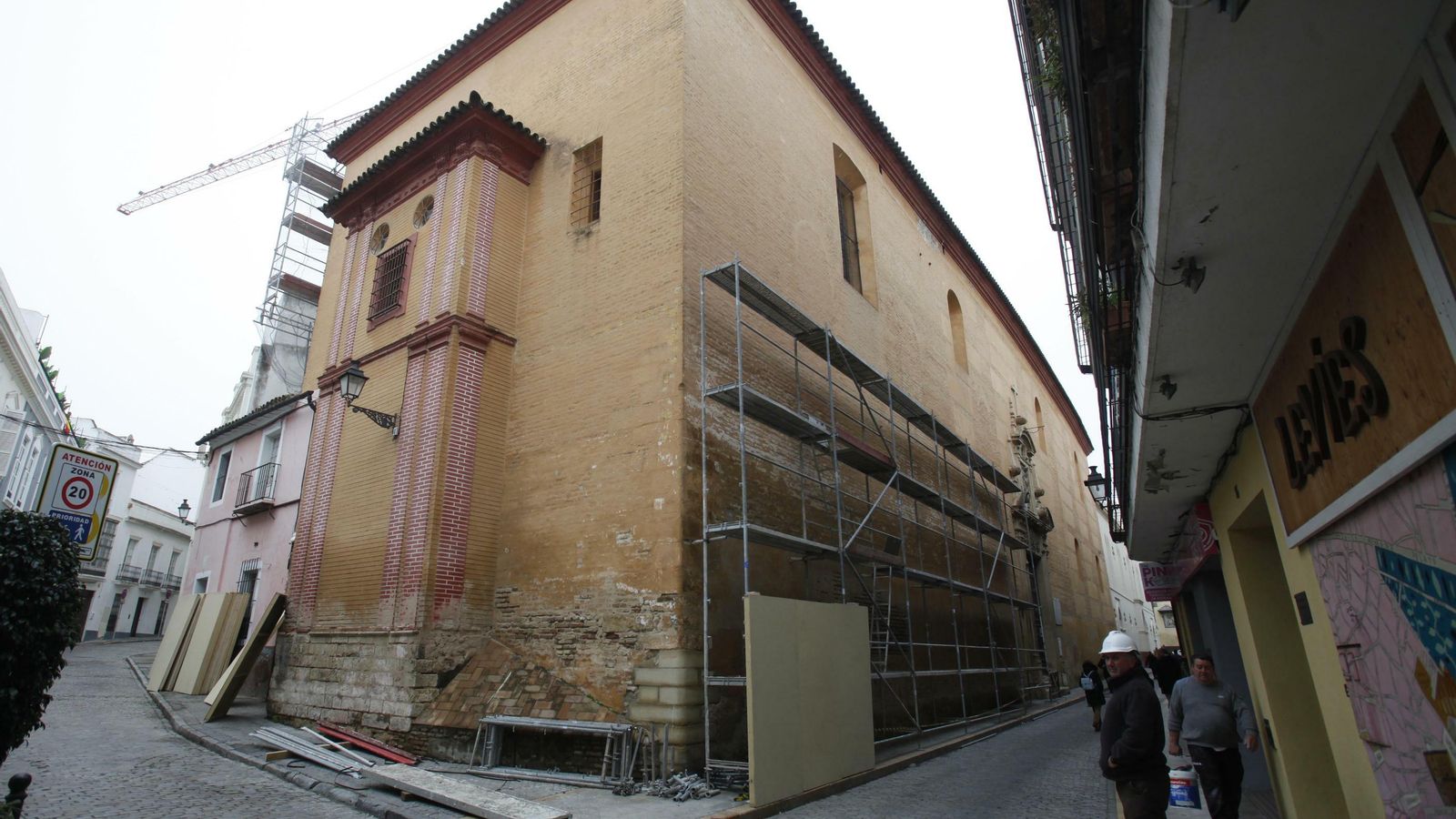 Los andamios llegan al convento de Madre de Dios