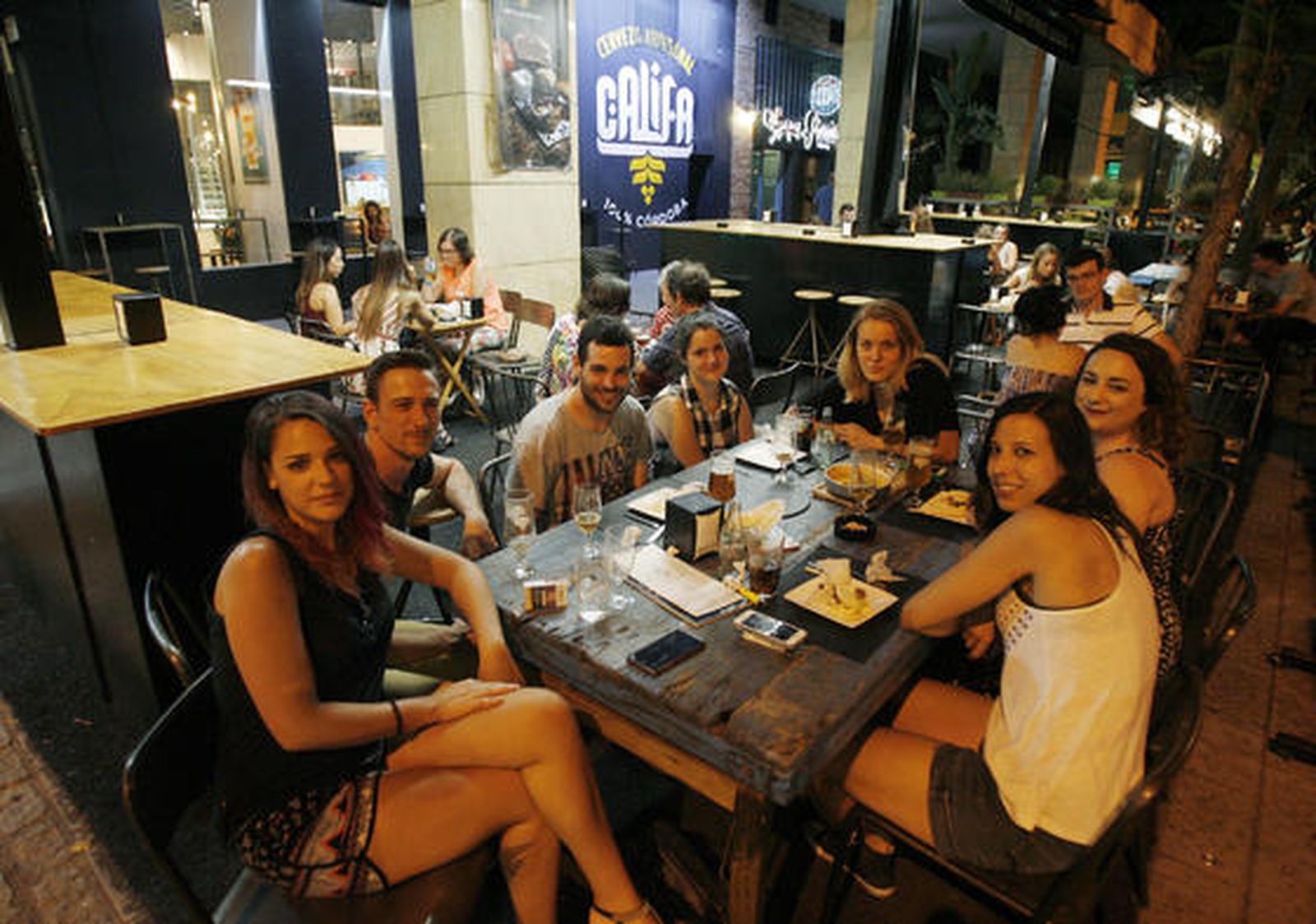 Tradición cervecera en el Vial. Uno de los centros de reunión del verano es el Vial Norte, donde destaca la terraza de la Cervecería Califa, un producto artesanal con el sello inconfundible de Córdoba. / José Martínez